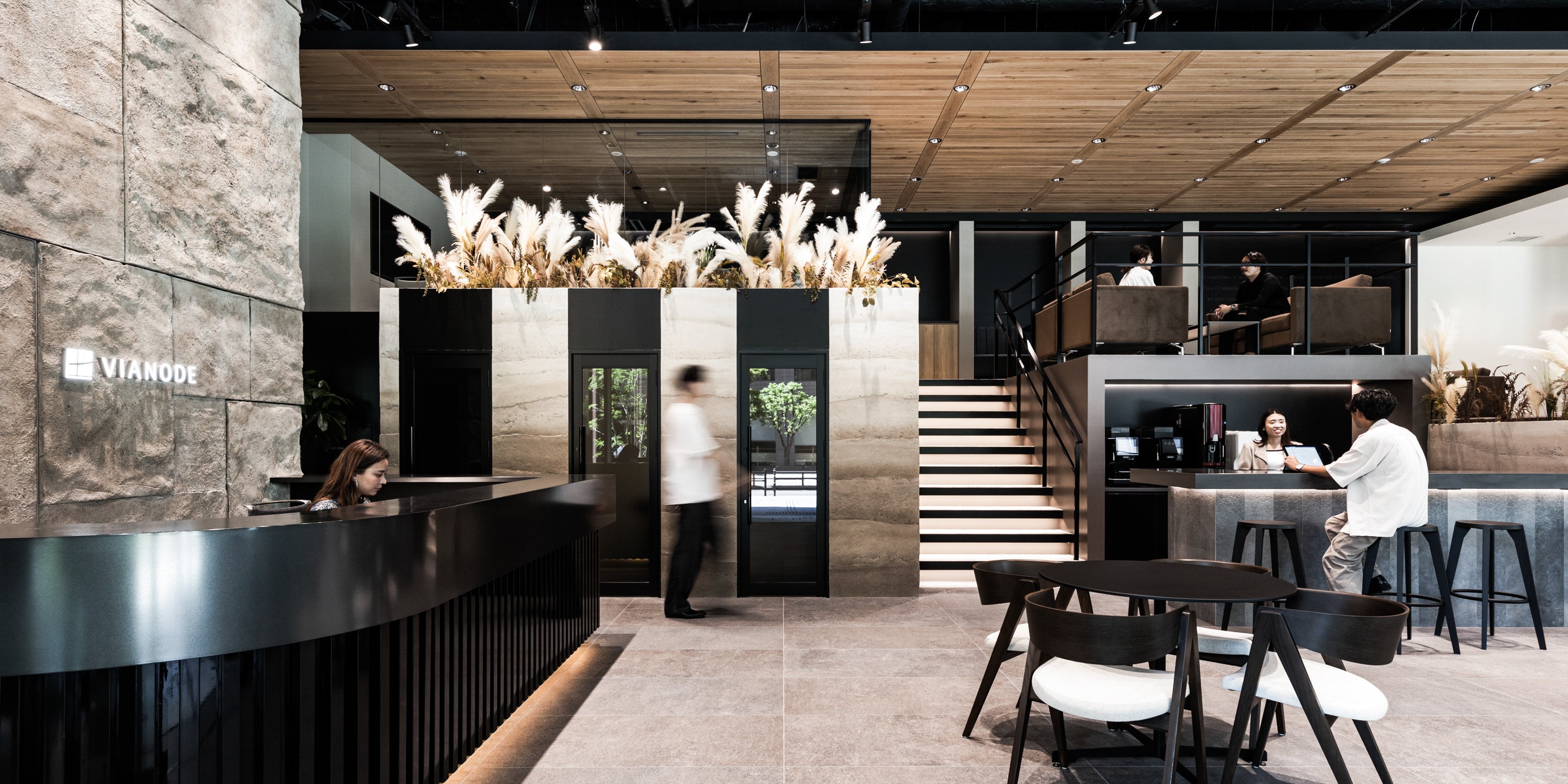 エントランスすぐの受付カウンター