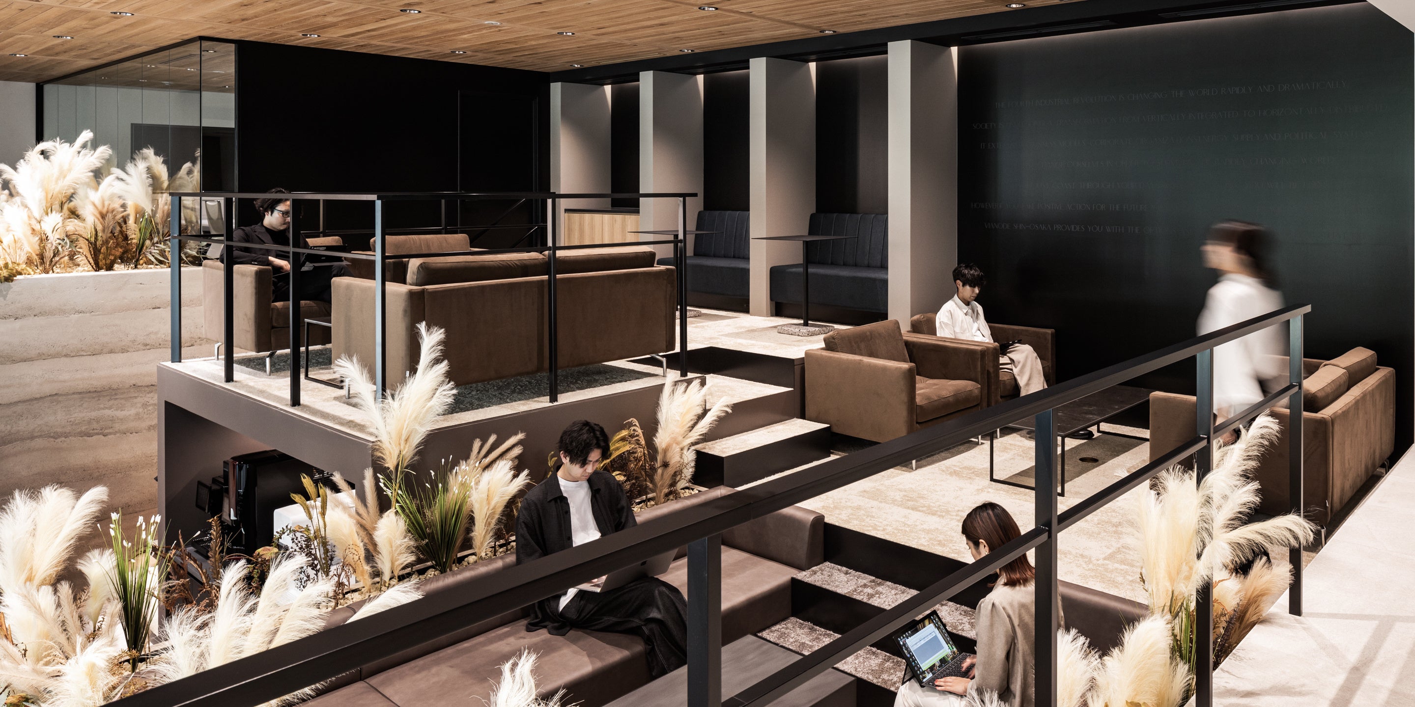 視線高が合わないよう、エリアごとに床レベルを細かく調整