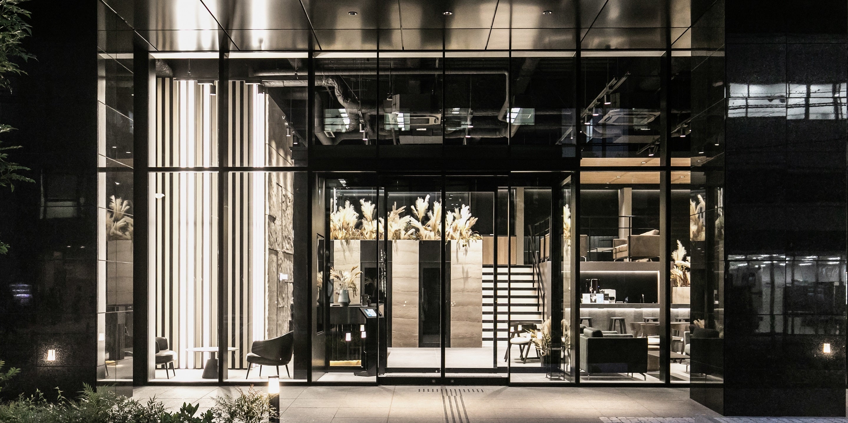 夜の外観。間接照明が優しく照らす