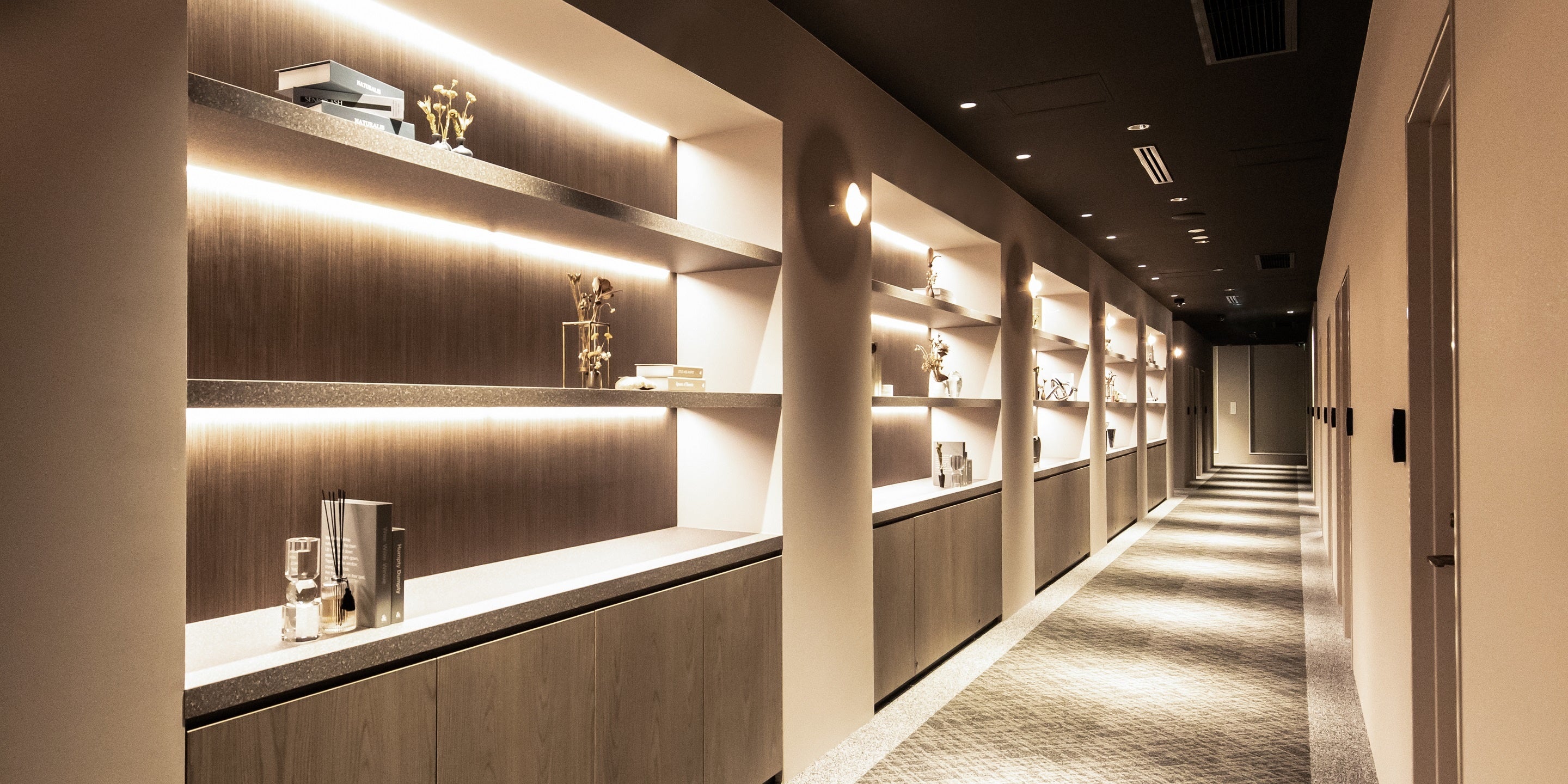 ホテルのような非日常感のある通路