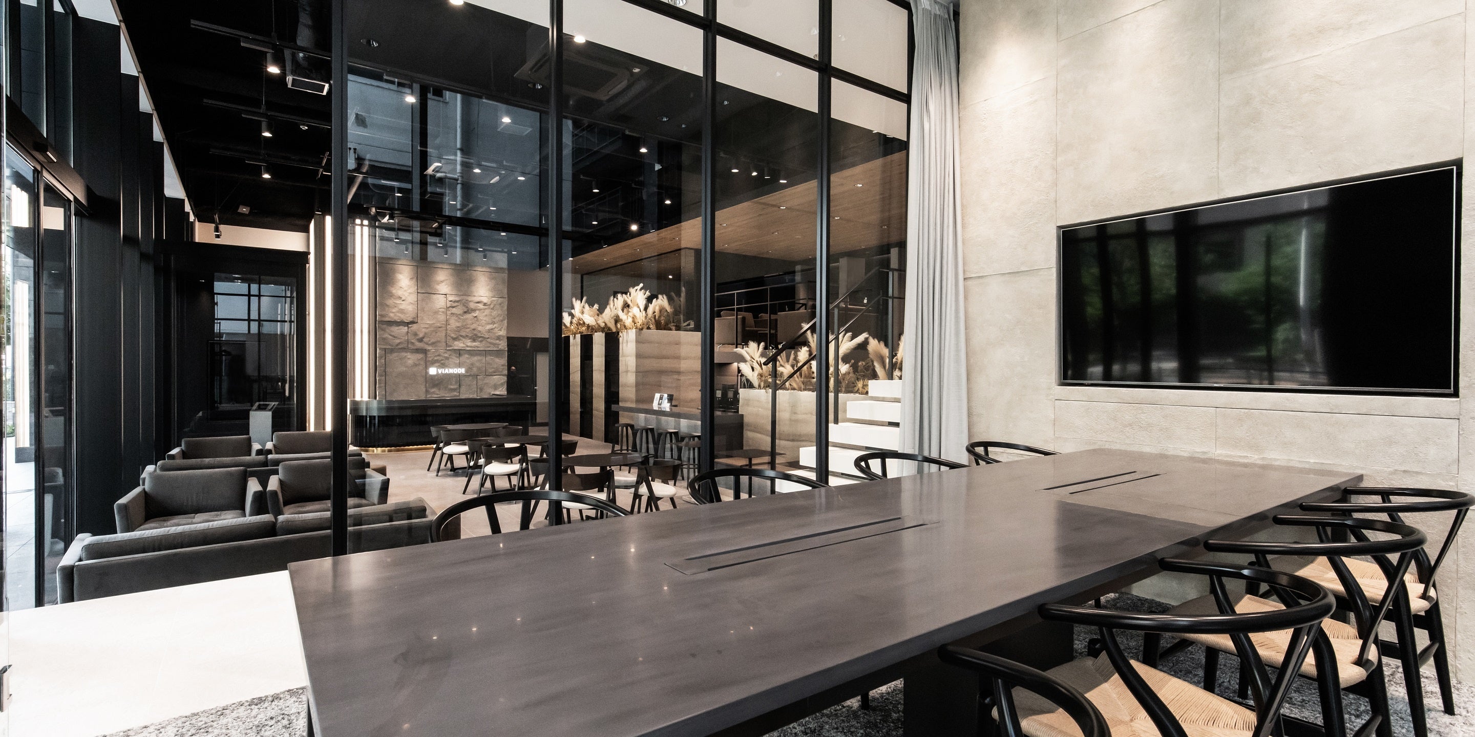 雰囲気の異なる会議室は2部屋