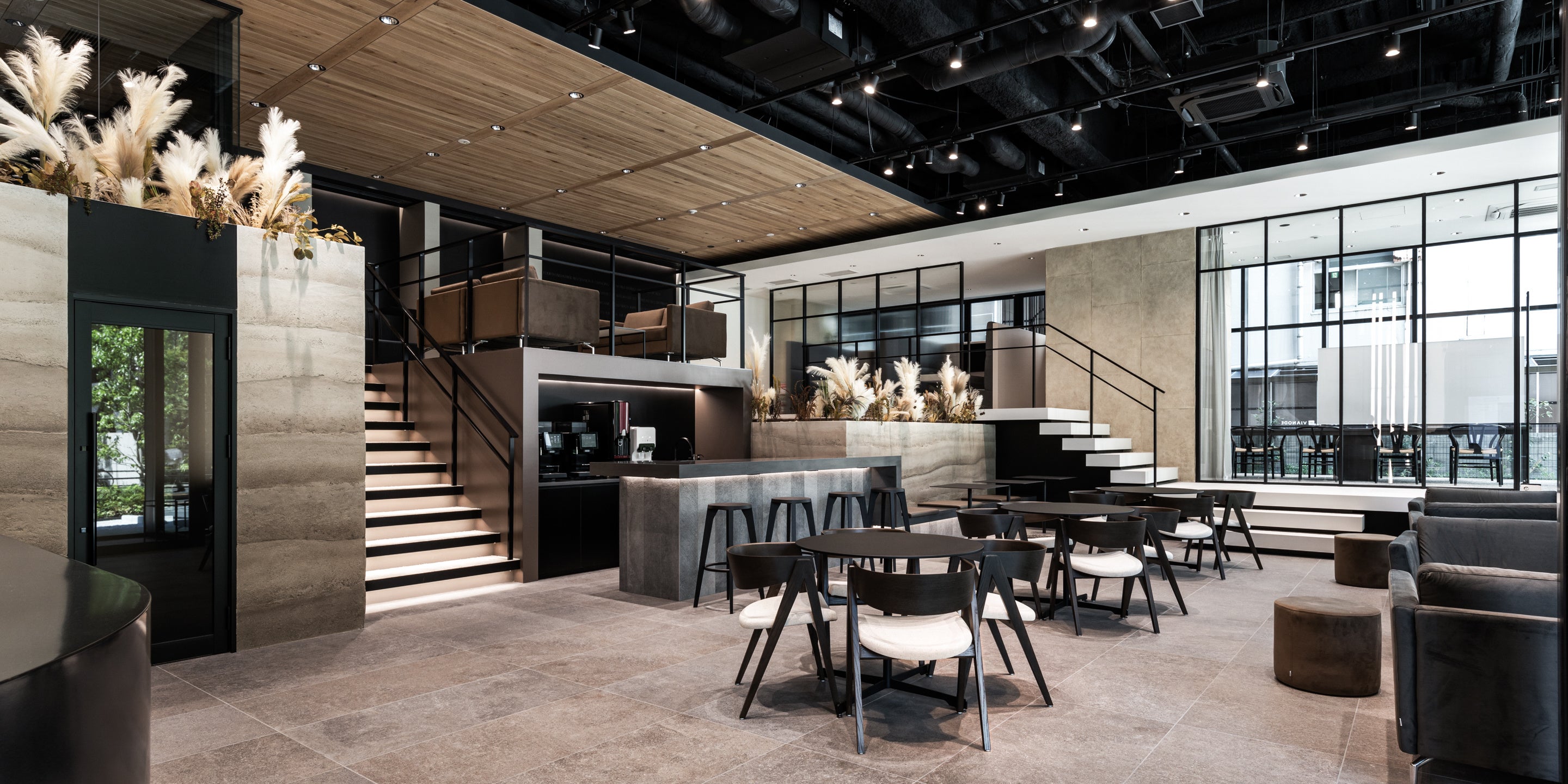 自然光の差し込む広々とした空間