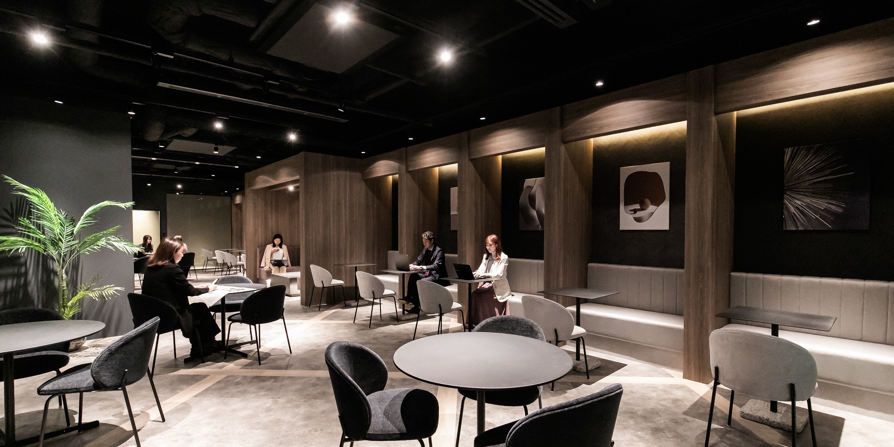 アートやグリーンが彩る共用フリースペース