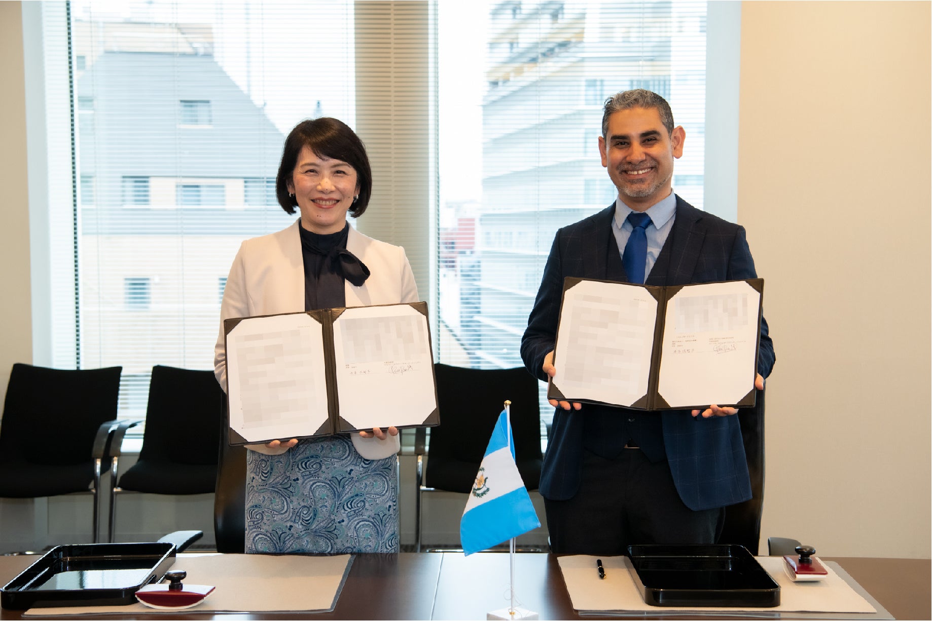 署名時の様子（左から、井本佐智子 JICA理事、カルロス・メレン GOOD COFFEE FARMS 代表取締役社長）