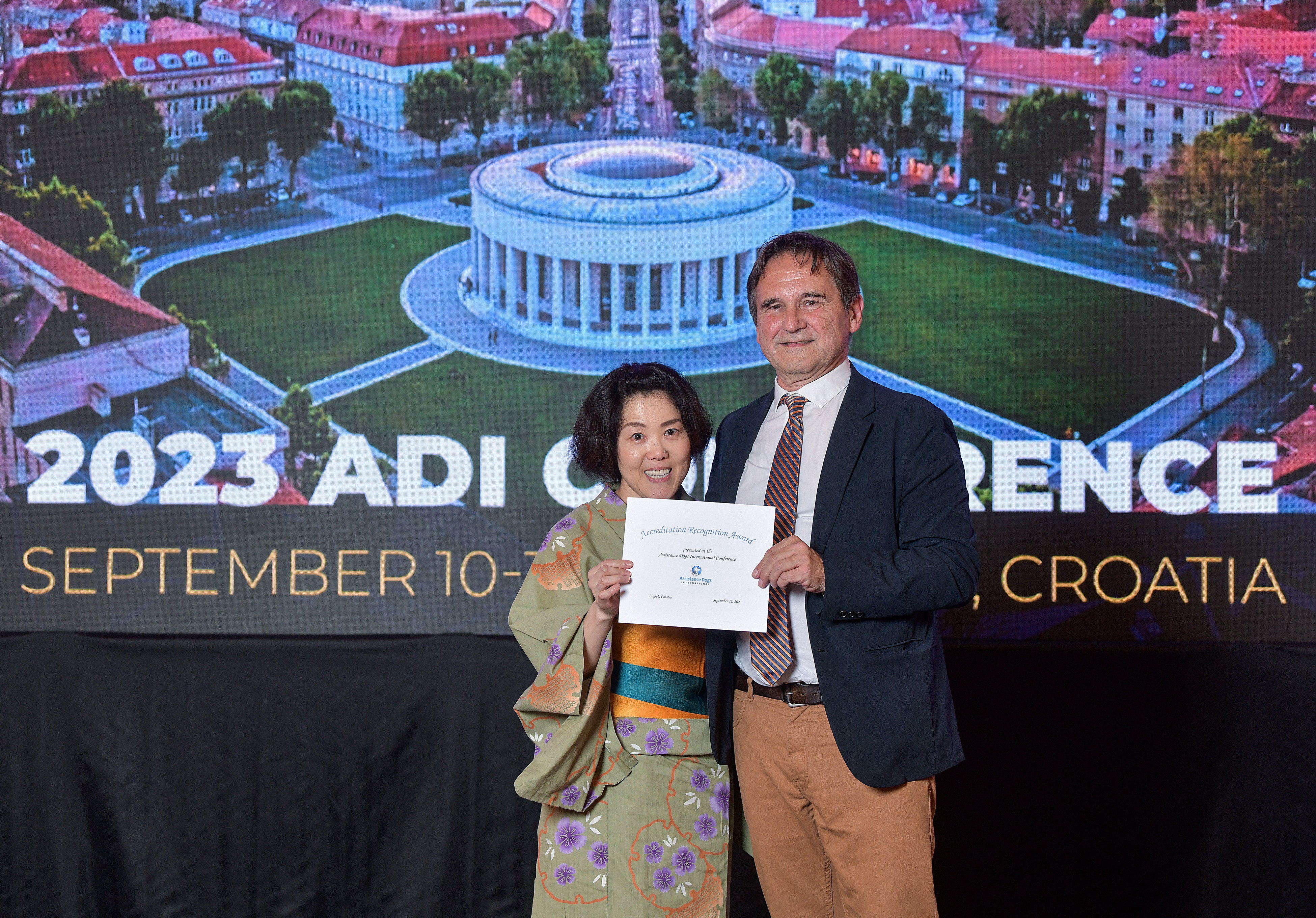 ADI Board Chairmanより認可証を受け取る水上