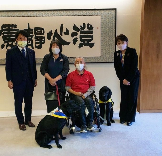 左から郷古仙台市議、我妻氏奥様＆グレープ、我妻氏＆オン、郡仙台市長