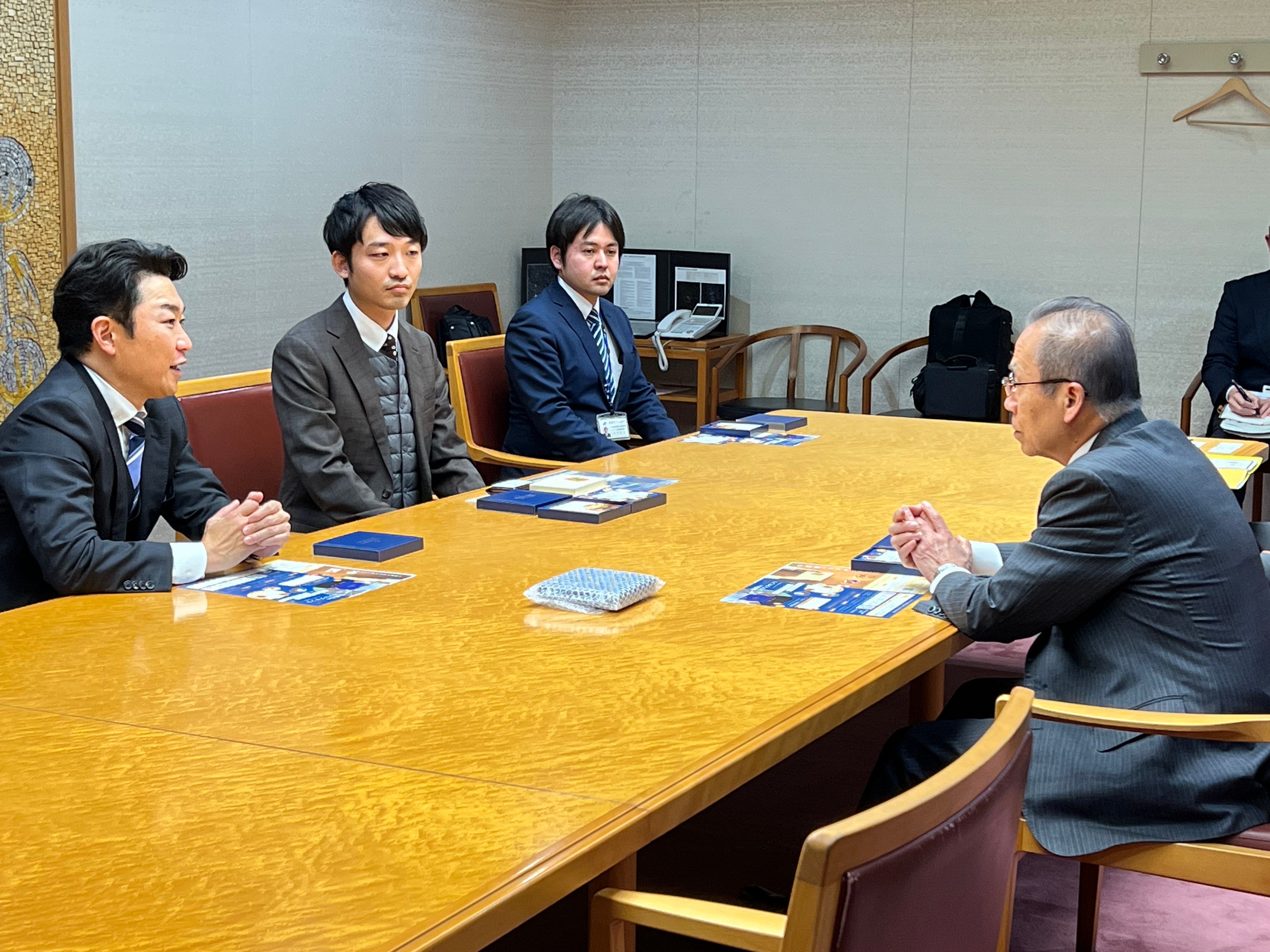 船橋市の松戸徹市長へ「まいぷれのご当地ギフト 船橋市のカタログギフト」の販売開始をご報告