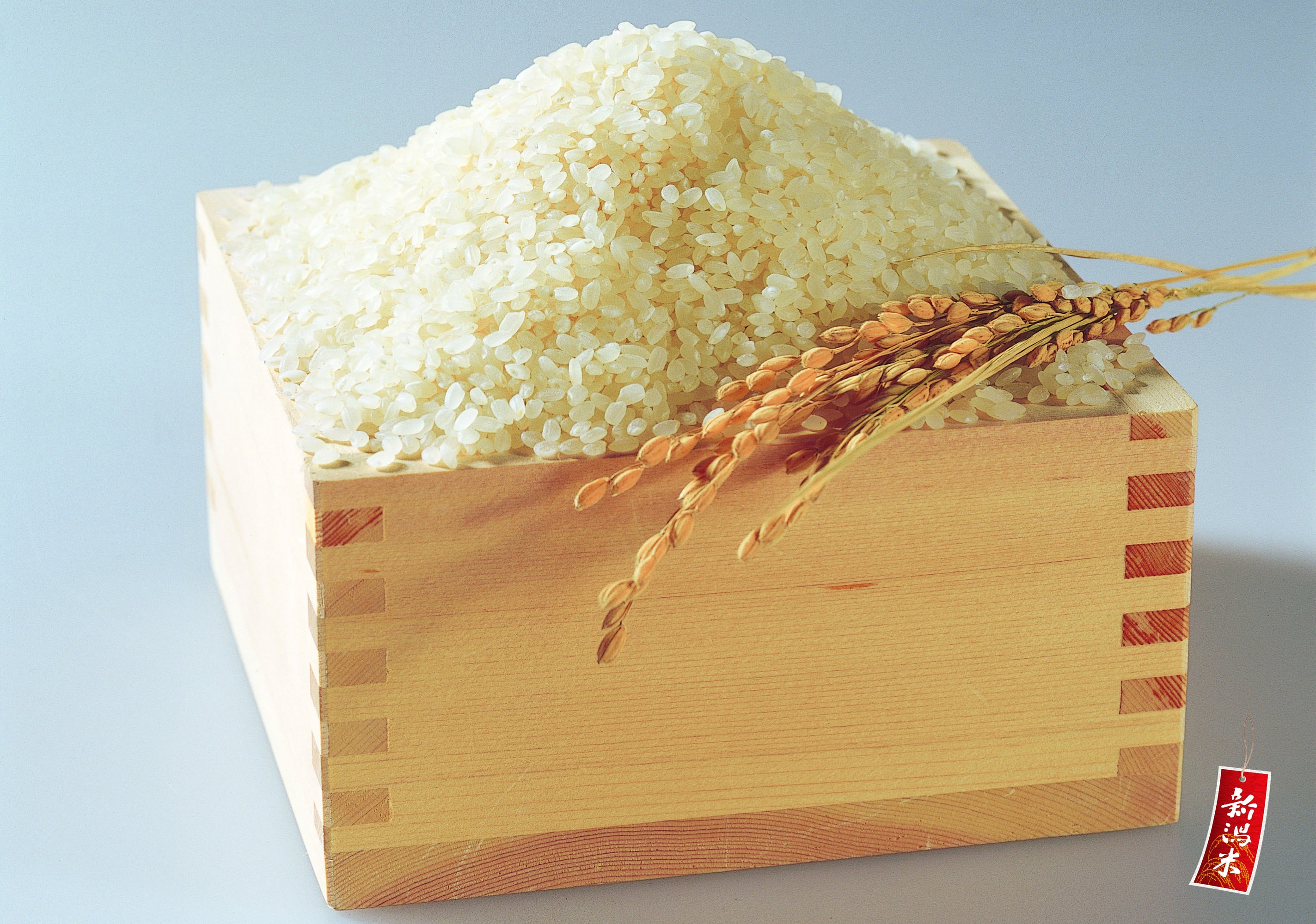 信濃川水系の刈谷田川の清らかな水で育ったお米をたくさんご用意しております。