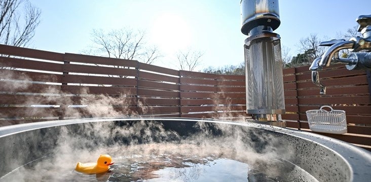 薪で焚く五右衛門風呂。張り詰めた冬の空気の中、薪の香りが漂う中での入浴は最高の時間