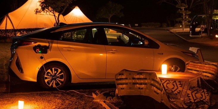 PHEV車からの給電による屋外コタツ。暖まりながら冬の美しい星空をじっくり楽しんでいただいた 