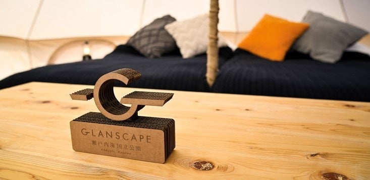 テントに入ると地元企業によるダンボールでできたGLANSCAPEロゴがお出迎え。センターのテーブルも地元木材を使用。シンプルだが高級感のある空間を提供