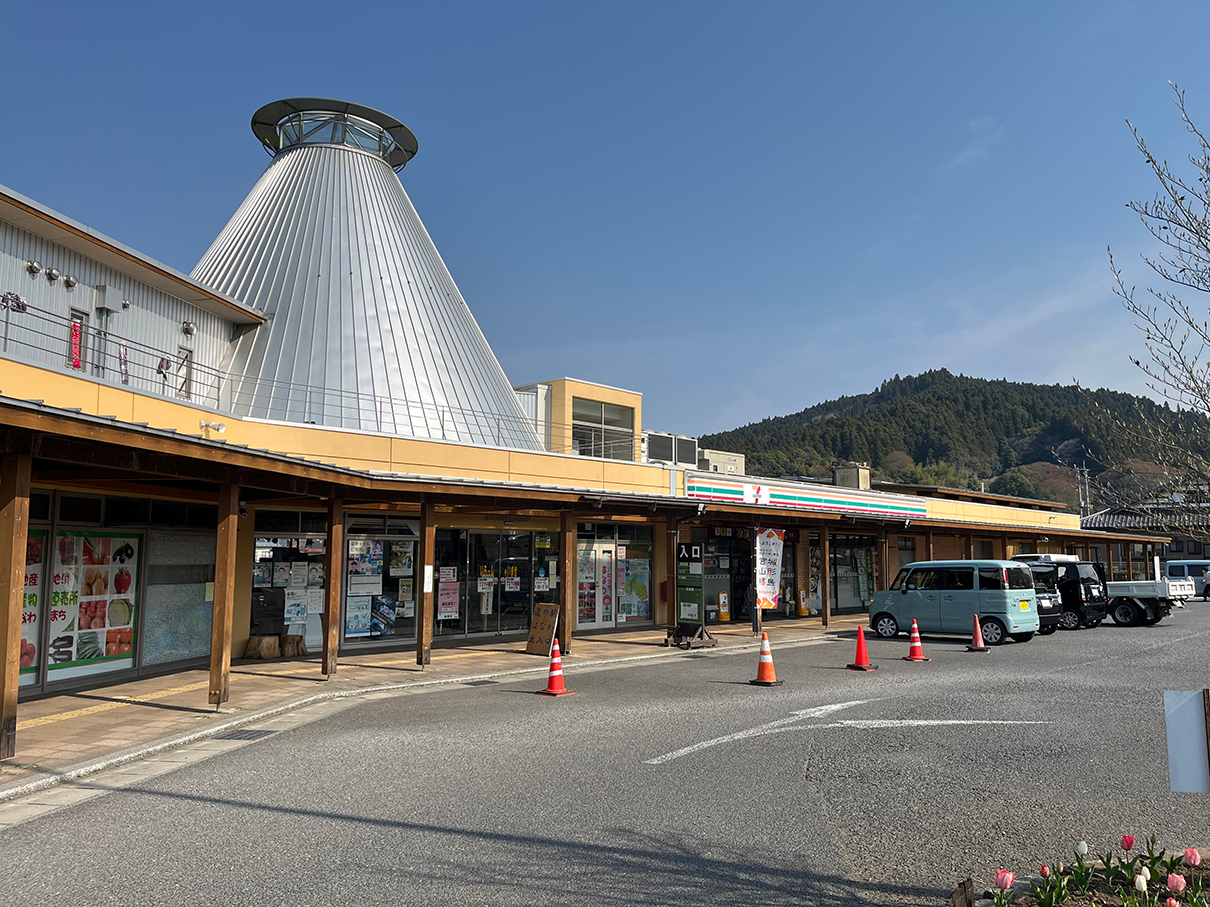 域外からも多くのお客様がクルマで訪れる産地直売でにぎわう塙町最大のコミュニティー施設