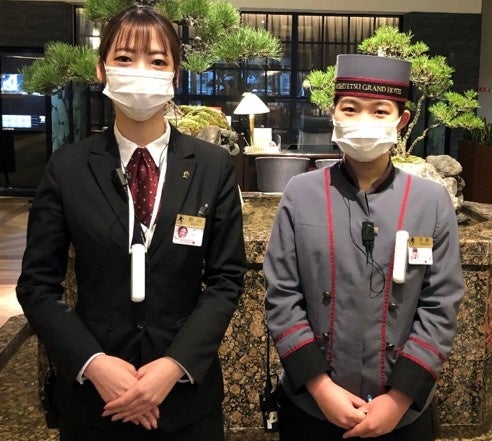 パーソナル除菌脱臭機を装着する西鉄ホテルズ従業員