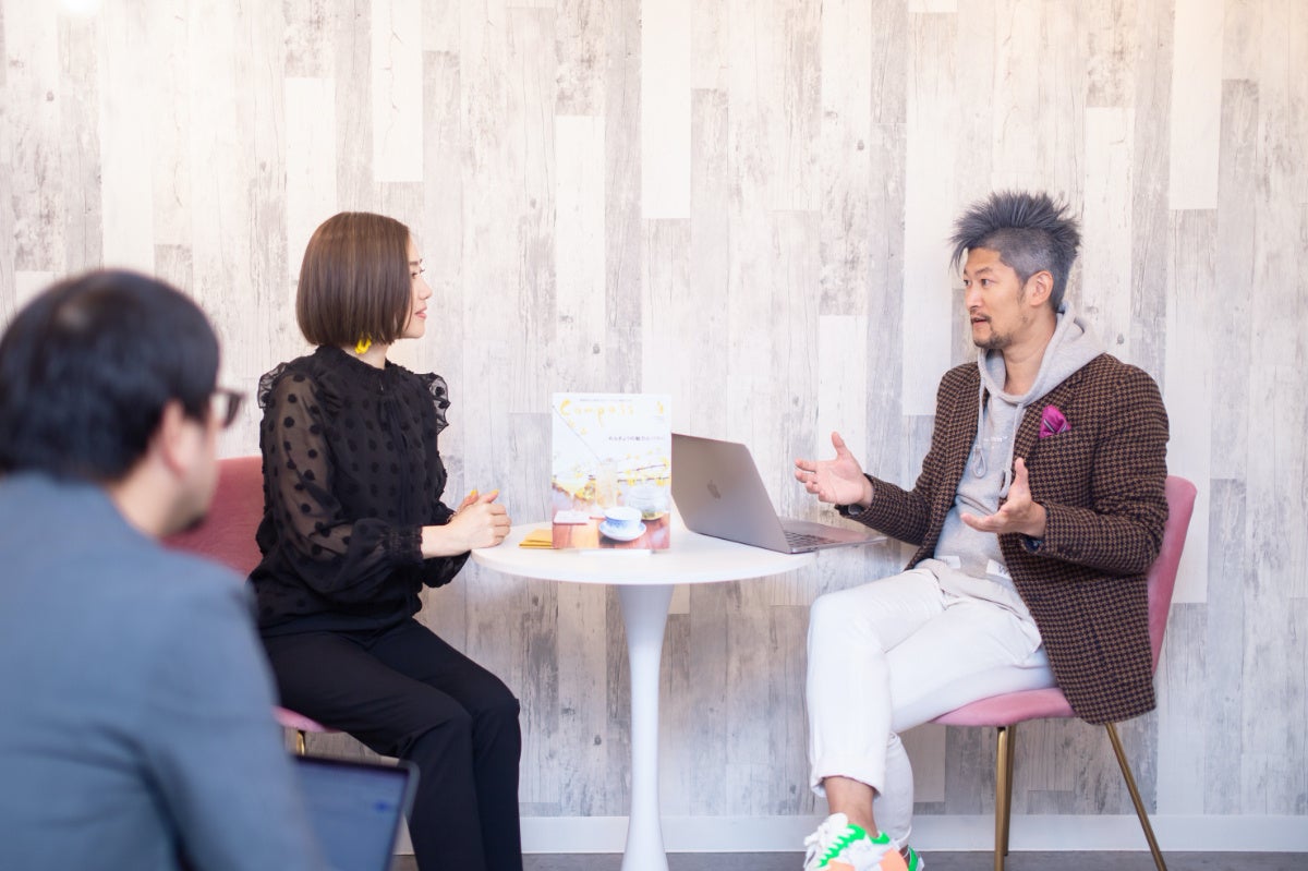 （写真右） FOCUS株式会社 代表取締役社長兼CEO加田密