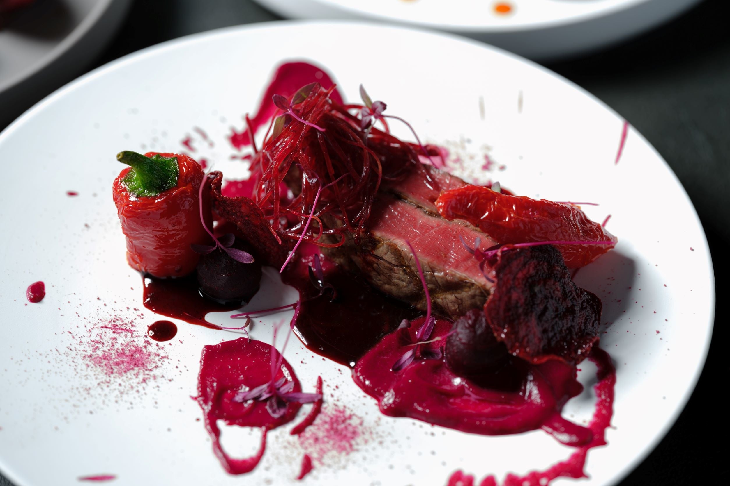 牛フィレ肉のグリル ビーツのヴァリエーション　　　　　　　　　　　　　　　　　（コンフィ、山葵風味のピューレ、チップ、ジュリエンヌパウダー）アマランサス 甘長唐辛子 ビーツ入りナチュラルジュ