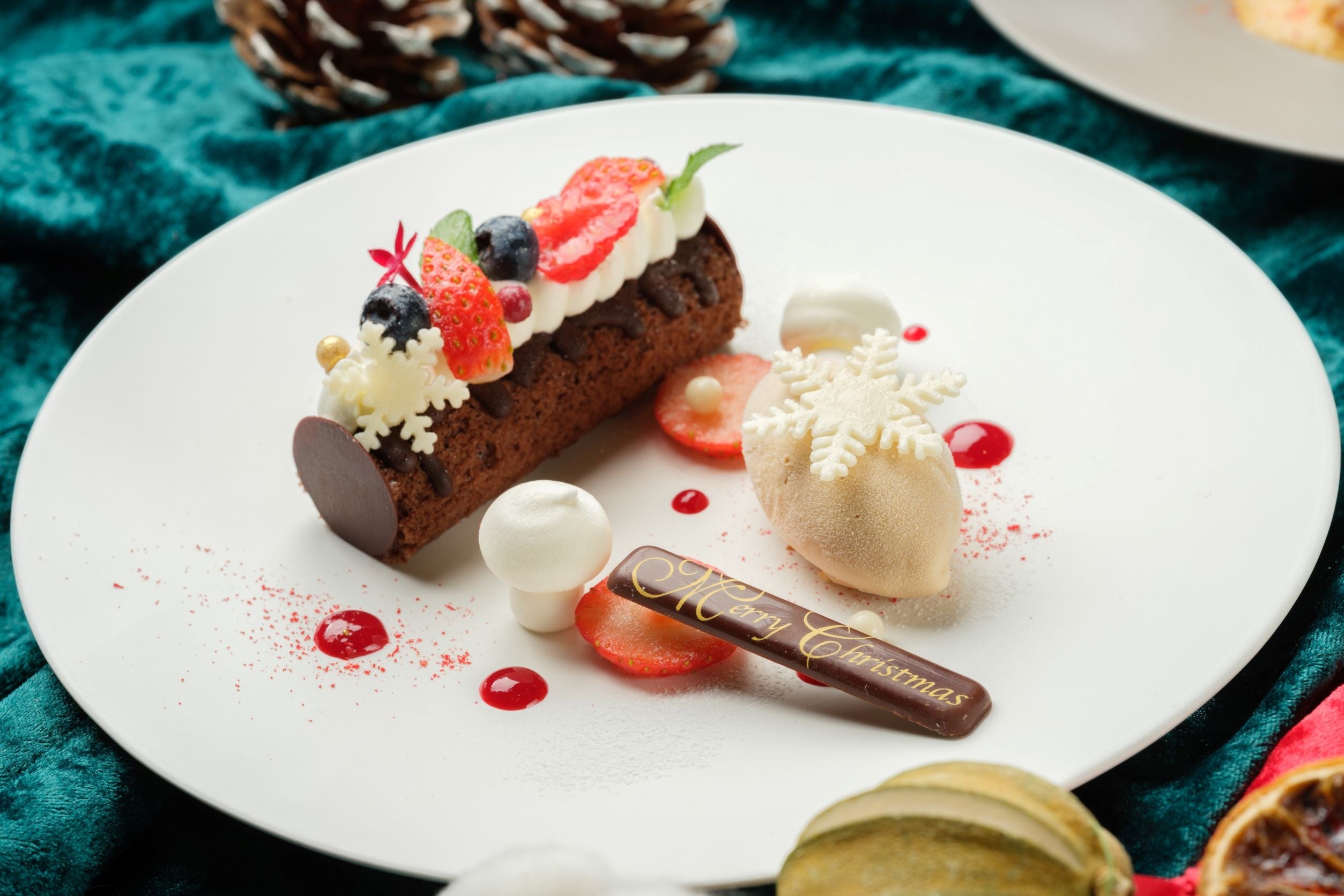 マロンクリームとチョコレートのブッシュドノエル プラリネアイスクリーム