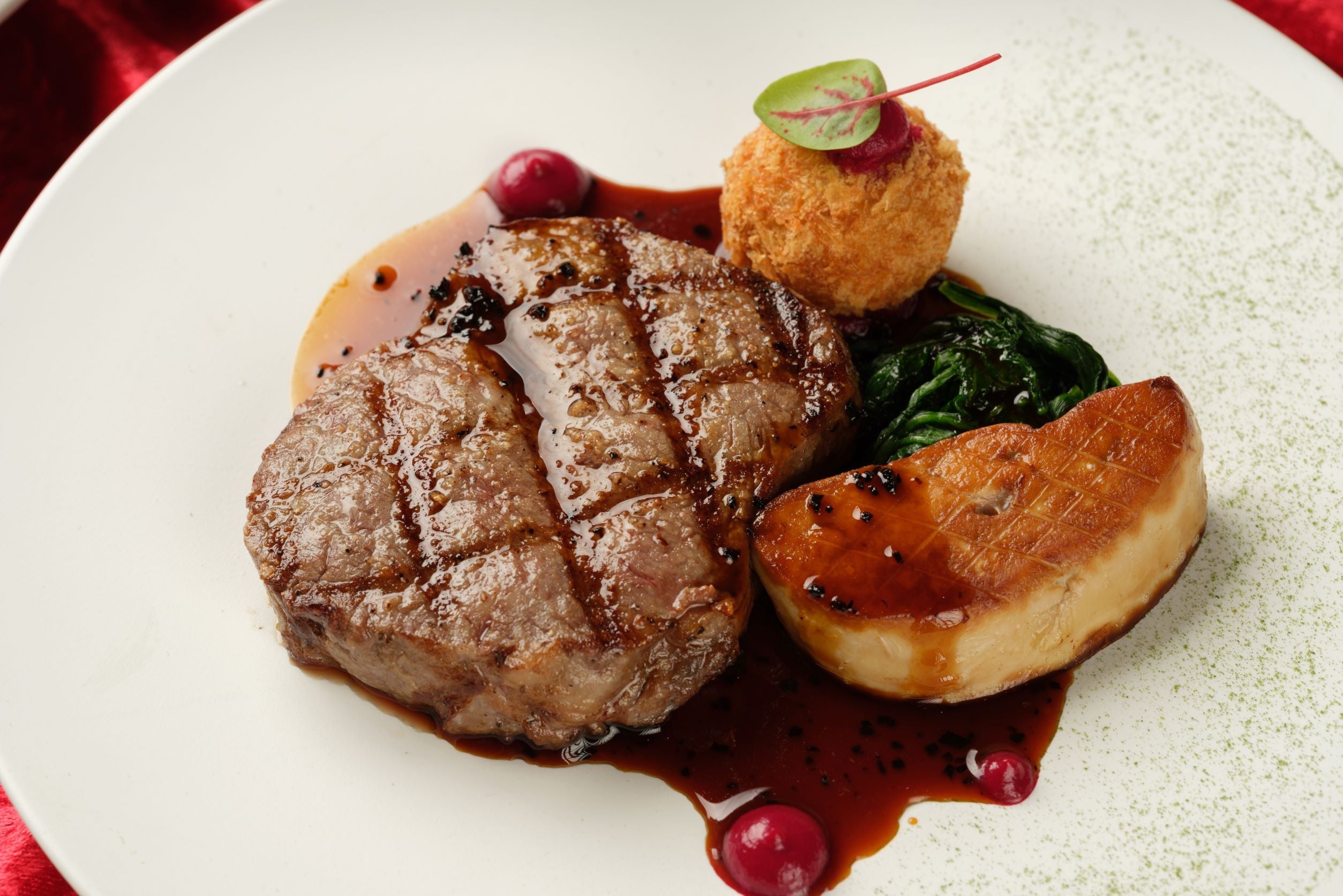 国産牛ロース肉のグリル 鴨フォアグラのソテー 黒トリュフソース ロッシーニスタイル 加賀丸芋コロッケ 中嶋菜パウダー