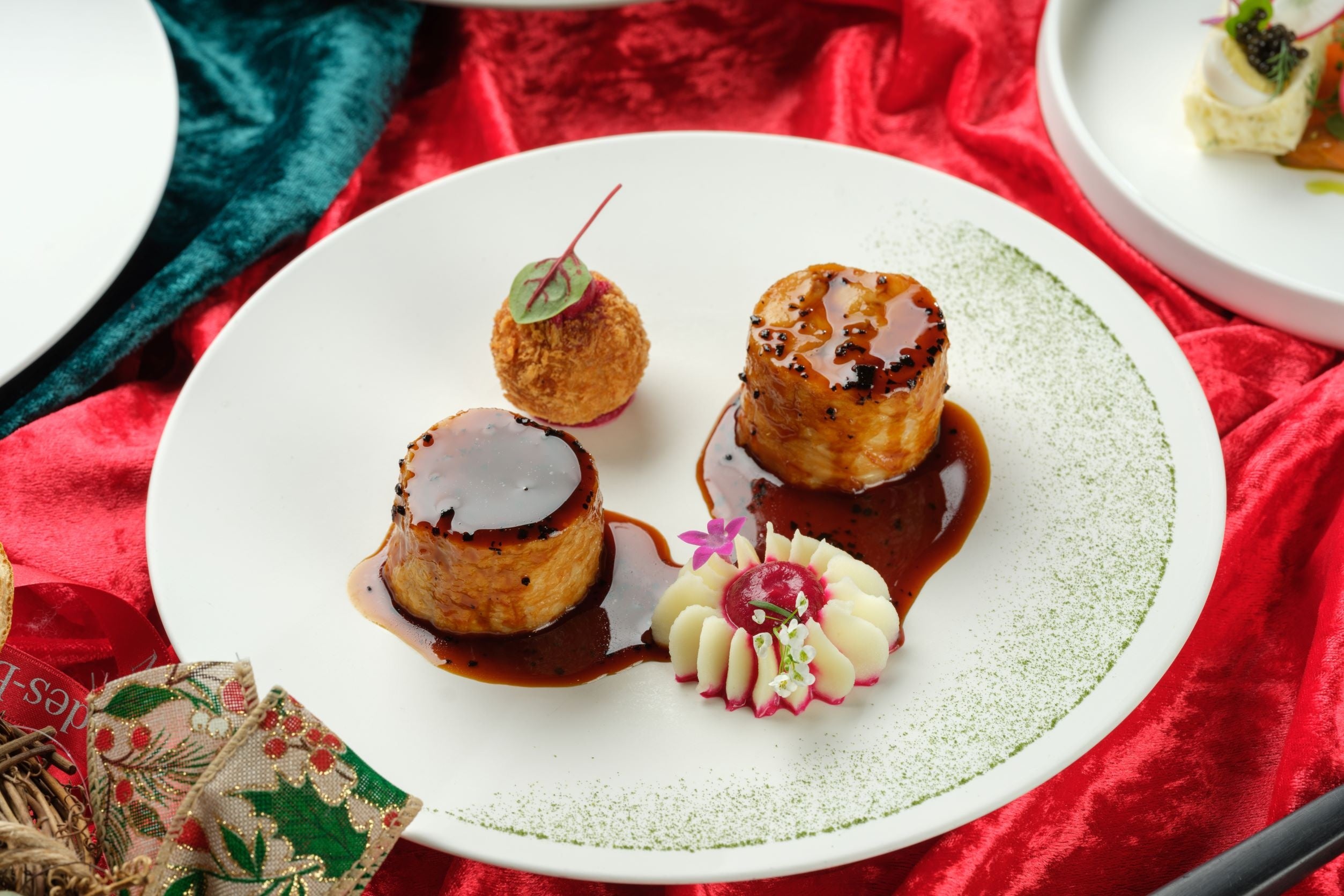 ローストチキン 加賀丸芋コロッケ 中嶋菜パウダー 黒トリュフソース