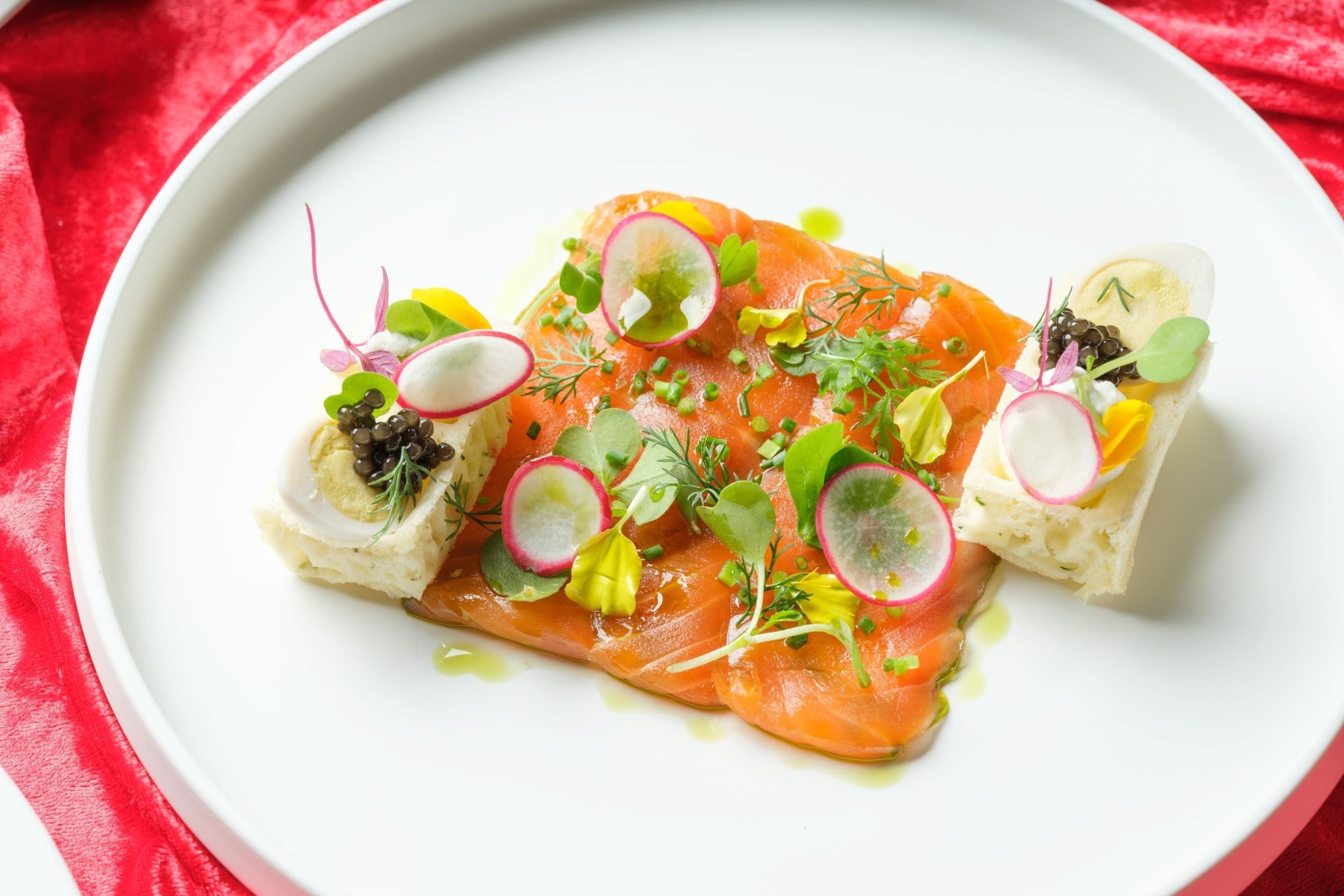 サーモントラウトマリネの瞬間スモーク サワークリーム ハーブのワッフル 金箔 ベルギー産オシェトラキャビア