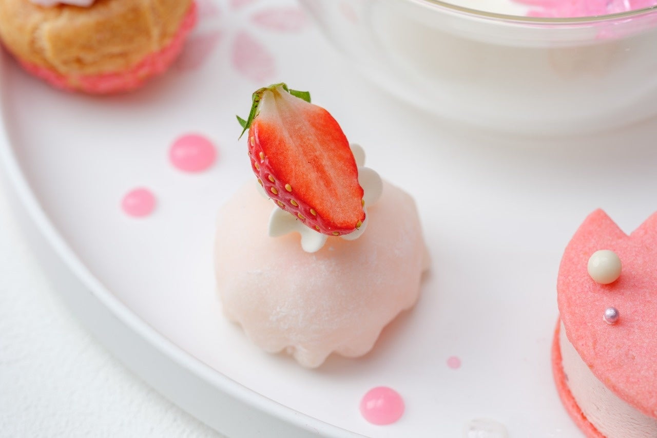 求肥の苺パルフェ包み