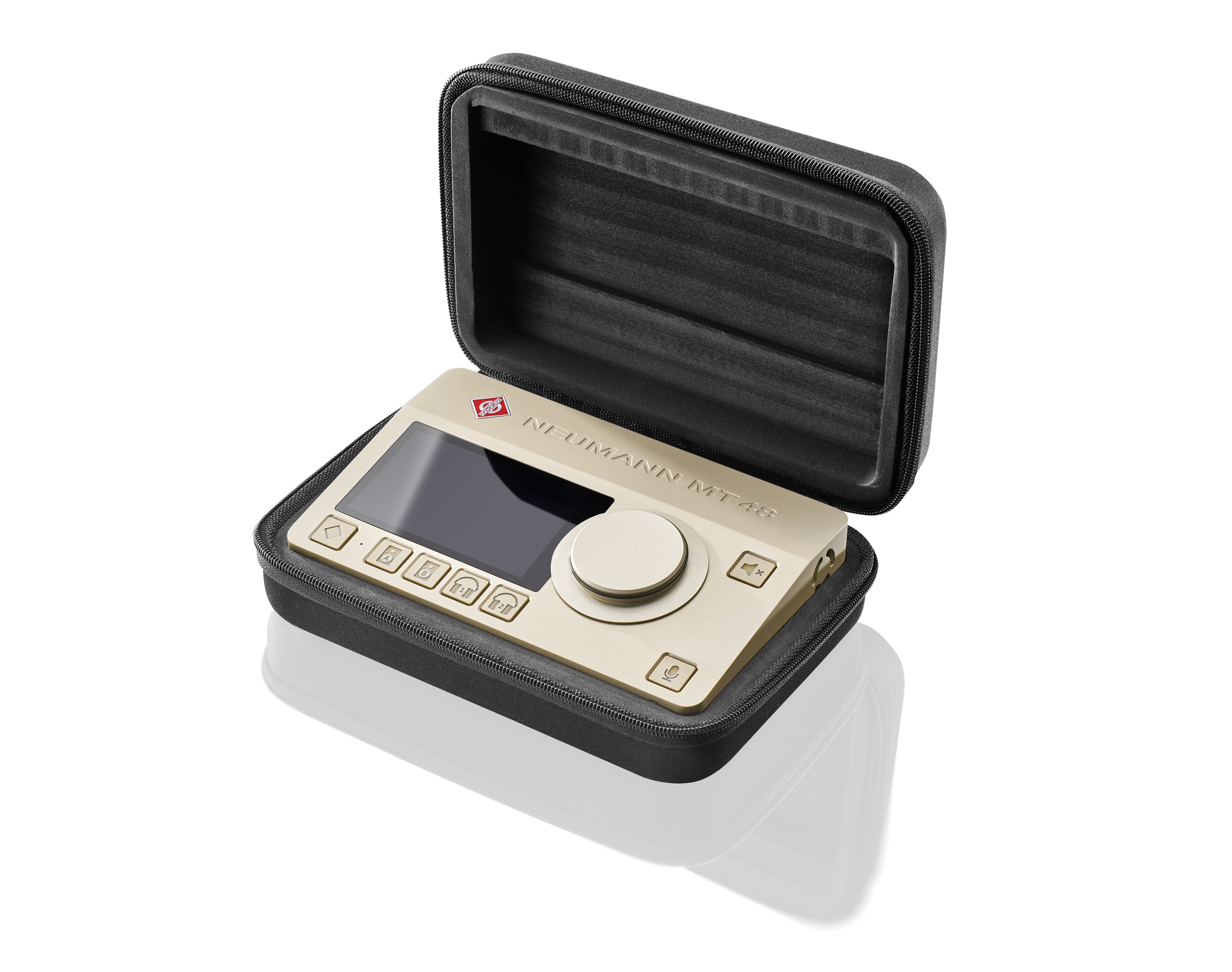 MT 48 と付属セミハードケース