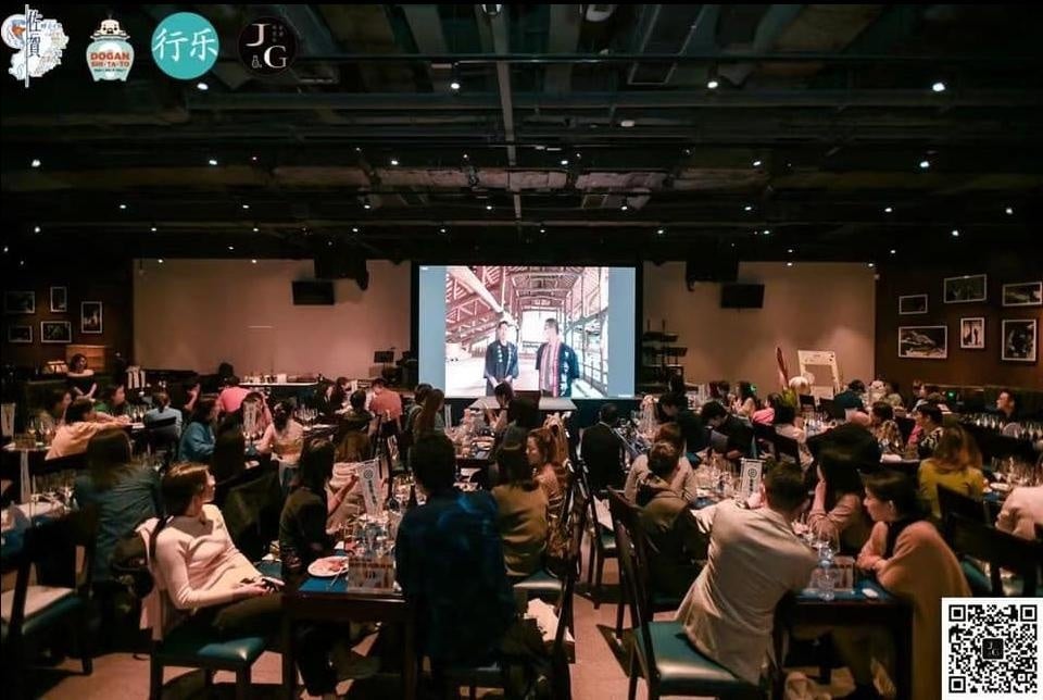 佐賀県の酒蔵とオンラインで繋げている様子