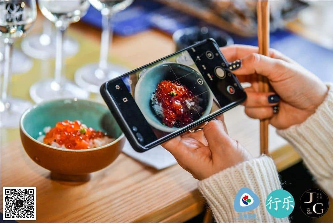 KOCがいくら丼を撮影する様子