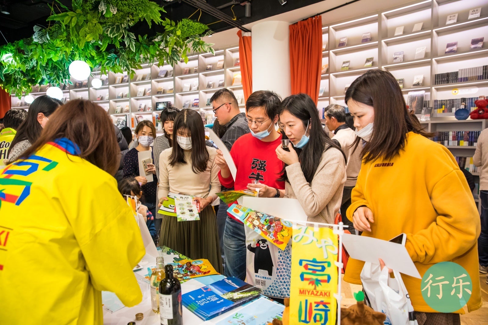 各県のブースで地酒の試飲やゲームを楽しむ参加者①