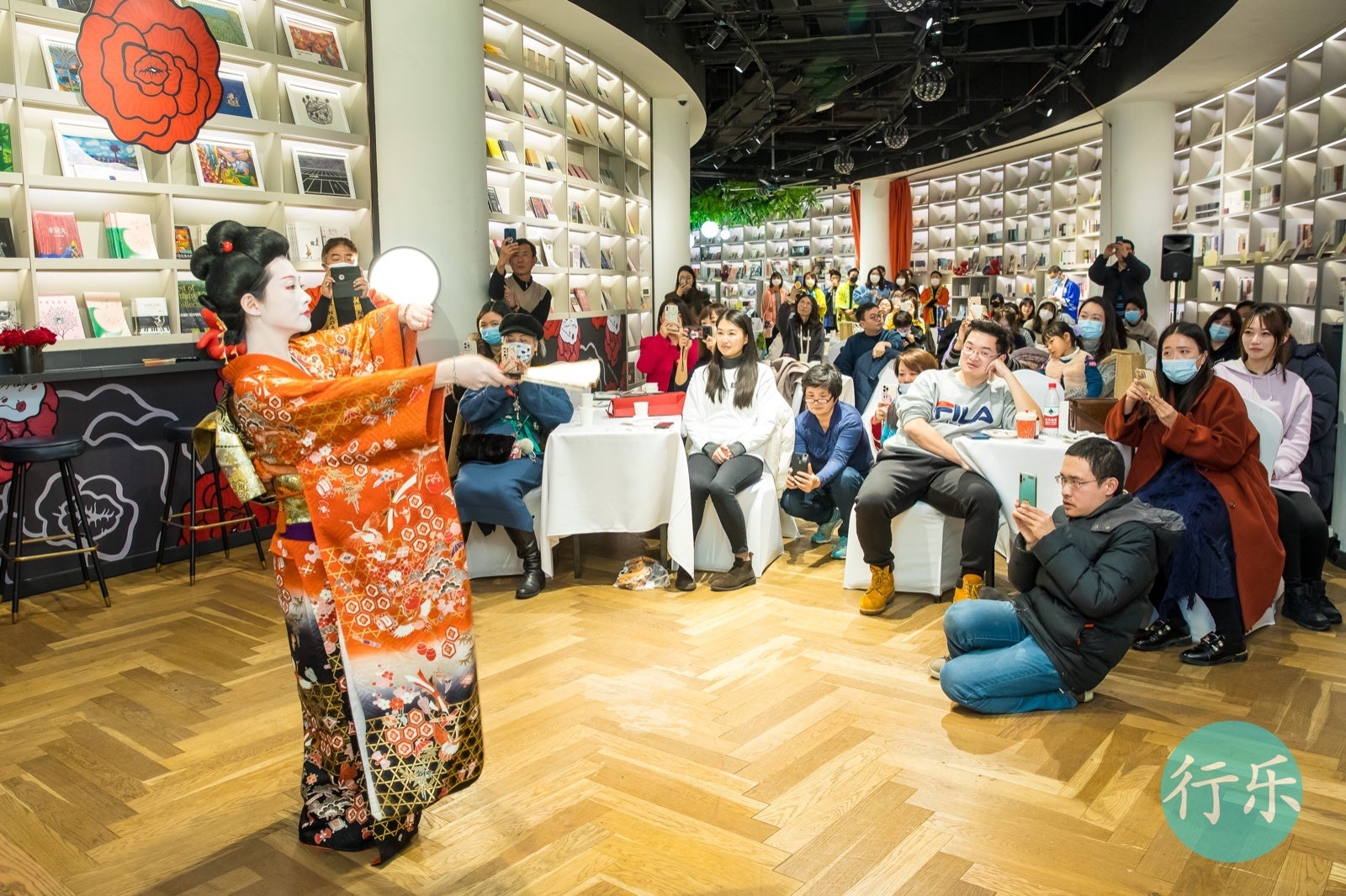 日本舞踊を鑑賞する参加者達