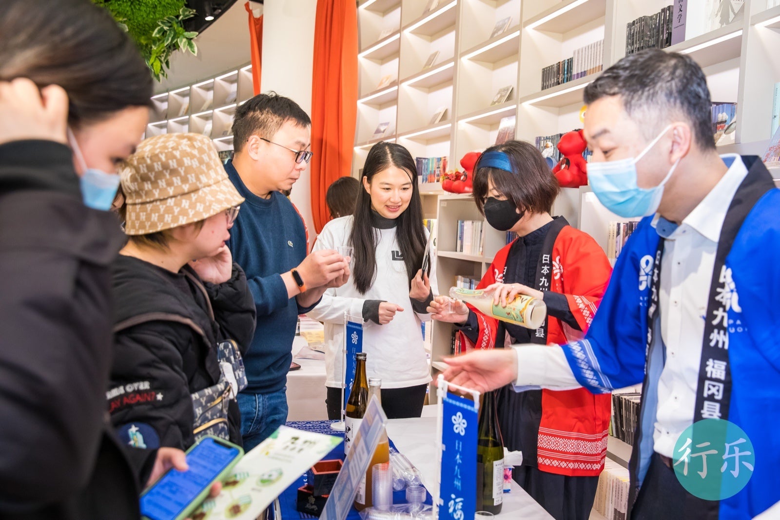 各県のブースで地酒の試飲やゲームを楽しむ参加者➁