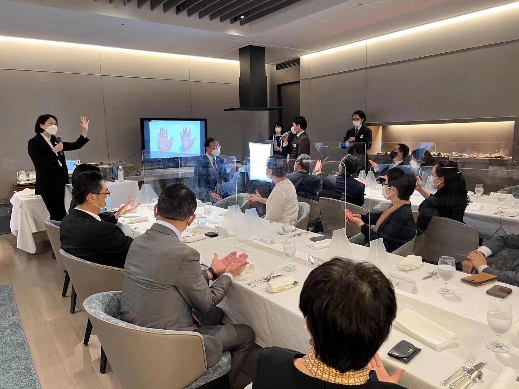 三越伊勢丹スタイリストによる、「自身の魅力を高めるカラー選び」講座の様子