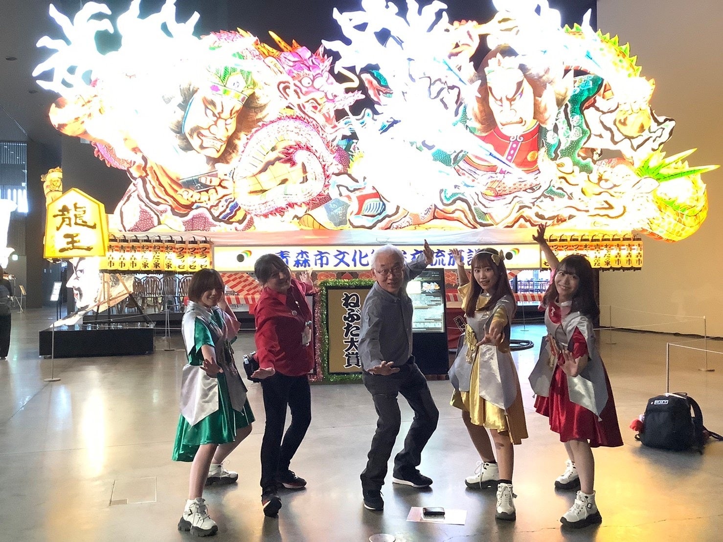 青森ねぶたと一緒にポーズ
