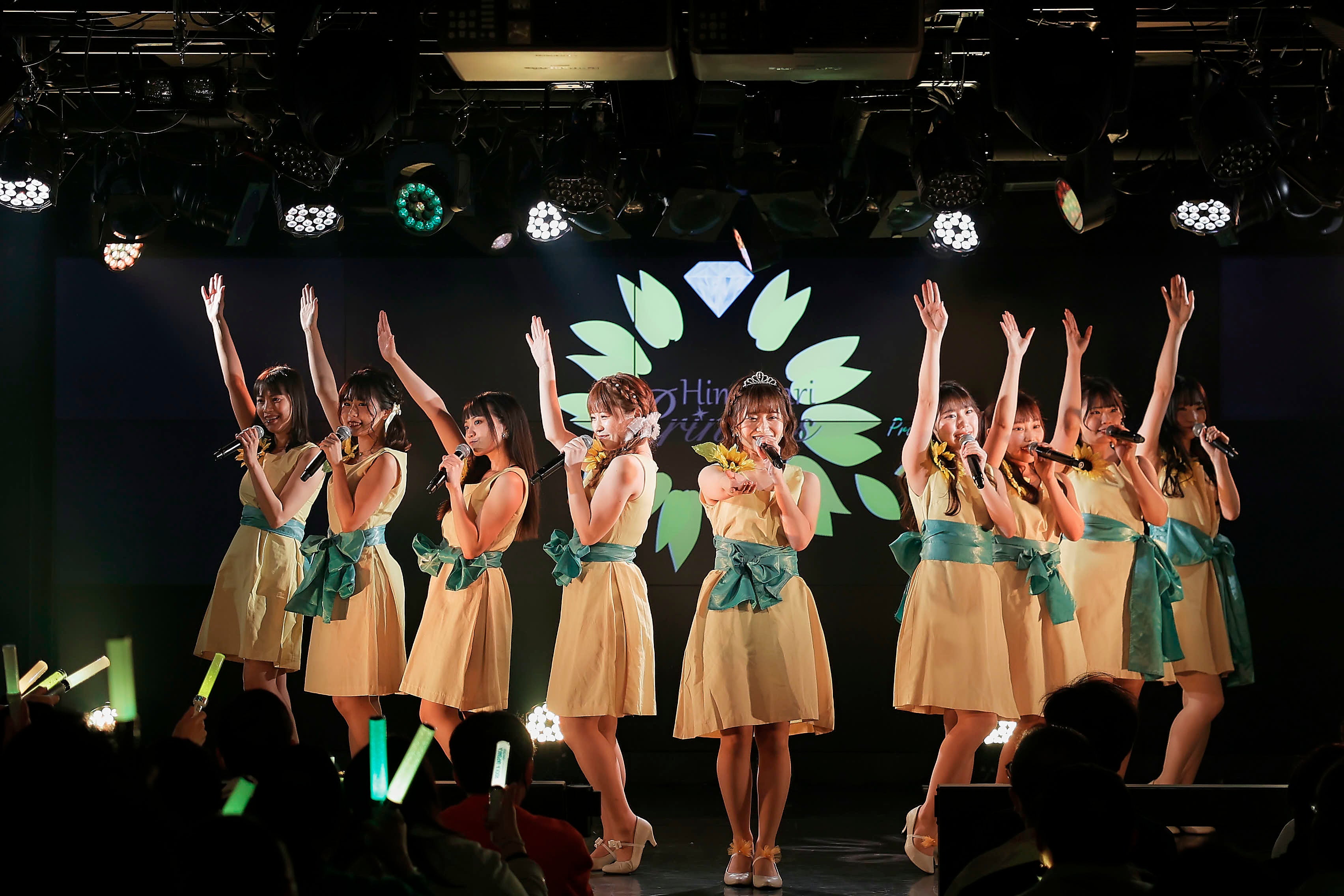 1曲目から初期衣装でデビュー曲「向日葵の帰り道」を披露