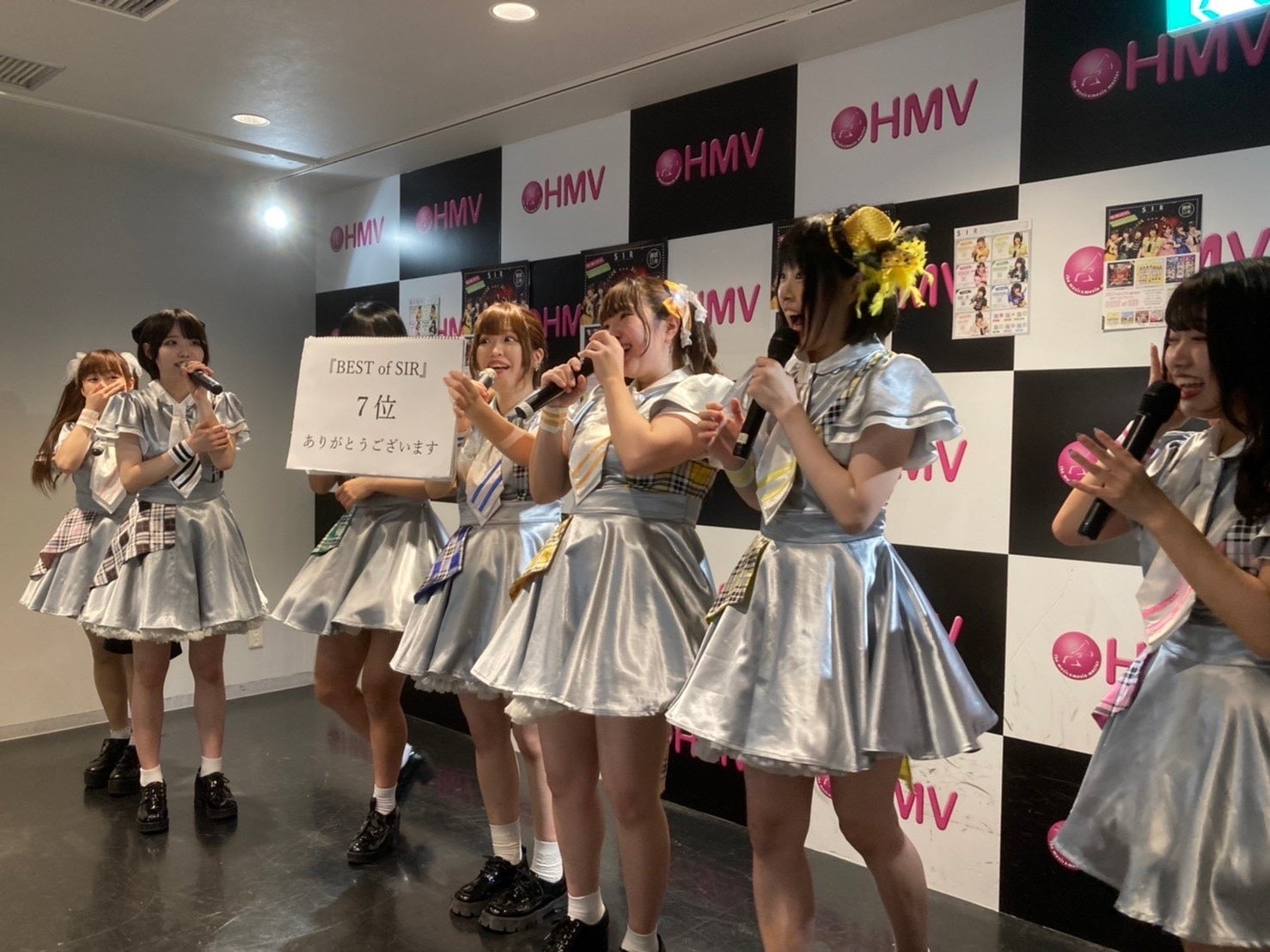 7位発表で喜ぶメンバー