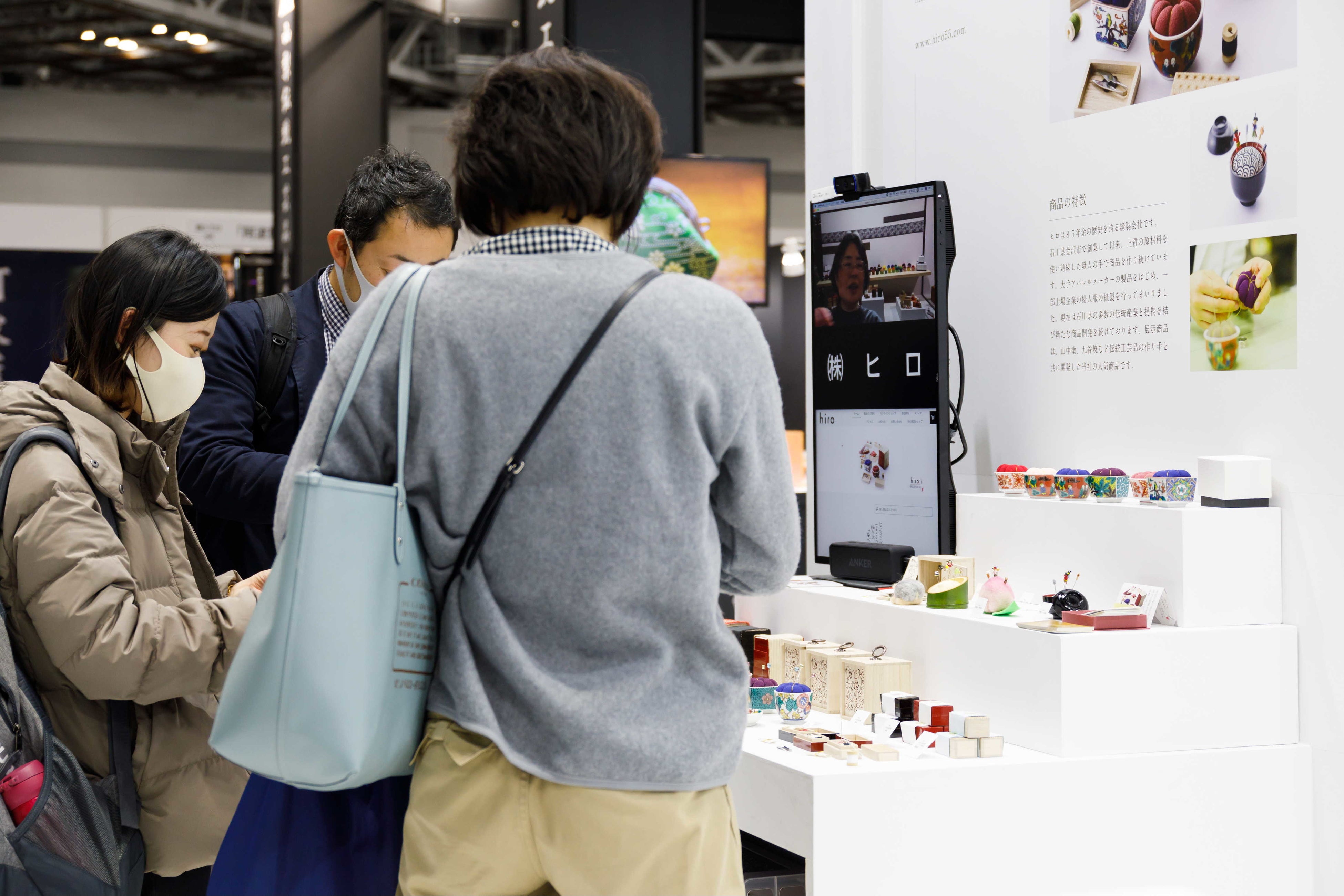 カメラと画面の高さを調整することで、自然な形で会話ができるように。