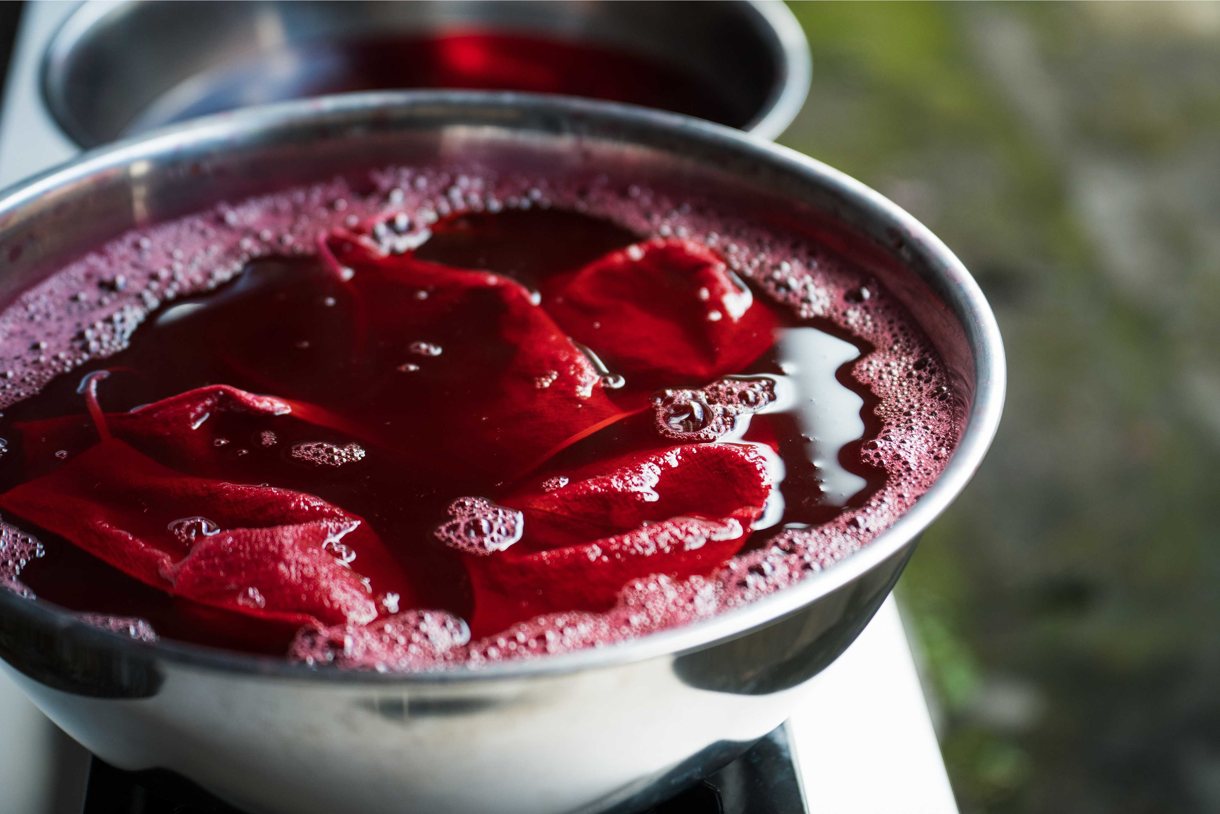 奈良県吉野の草木染による商品。染料の香りは会場でないと味わえない魅力