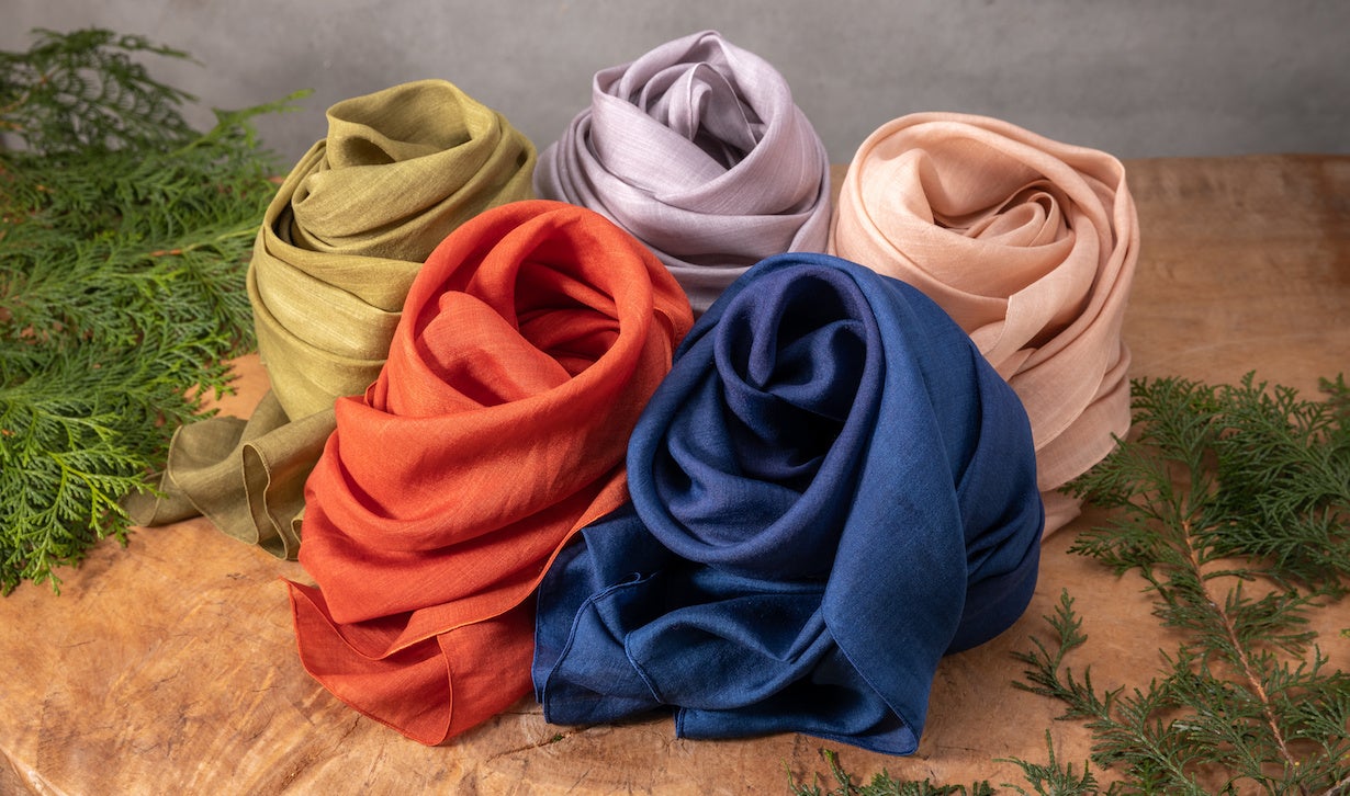 今回出品する商品。草木染によるストール