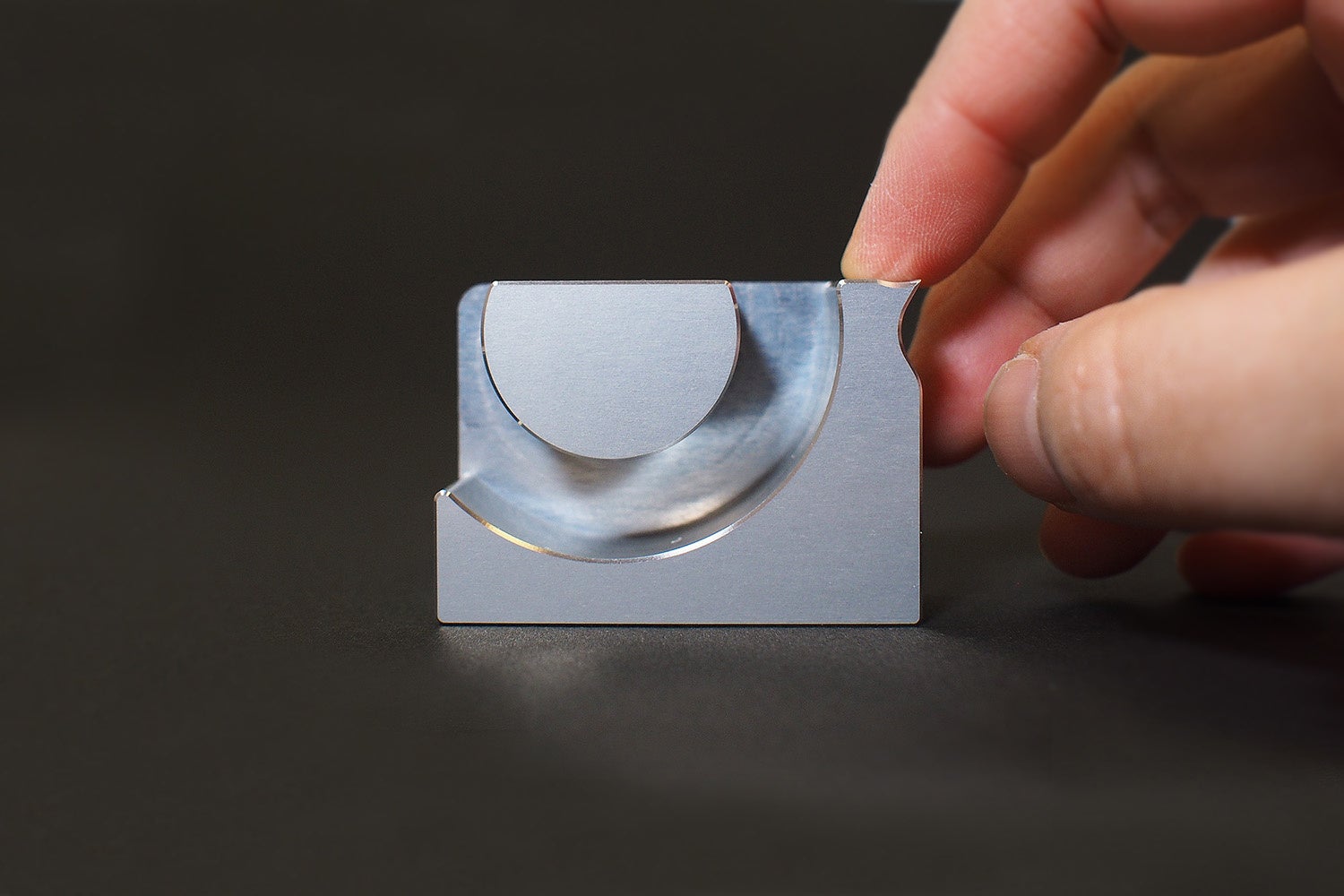 金属切削加工の技術を活かしジュラルミンの削り出しで製作したステーショナリー。テープカッター。