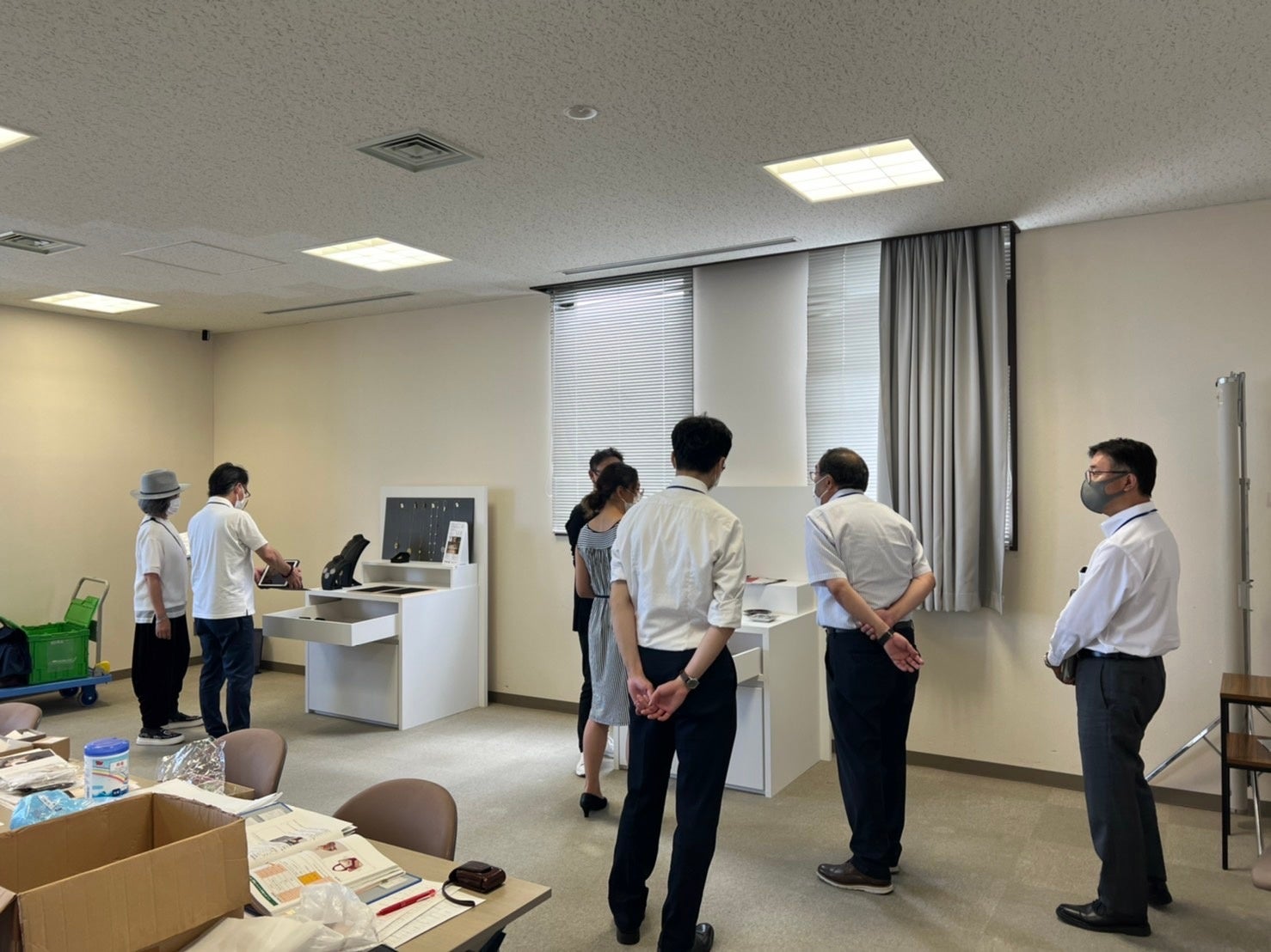 1社1時間程度。4日間かけて28社のディスプレイ検討会を開催。