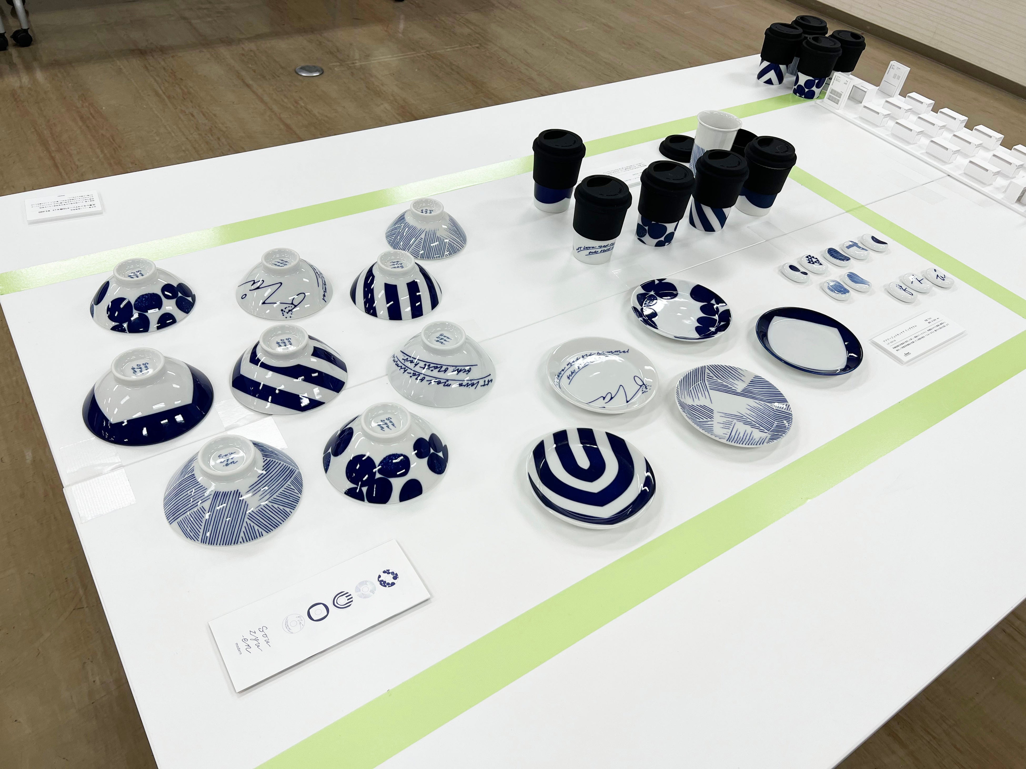 13社それぞれの瀬戸焼を展示