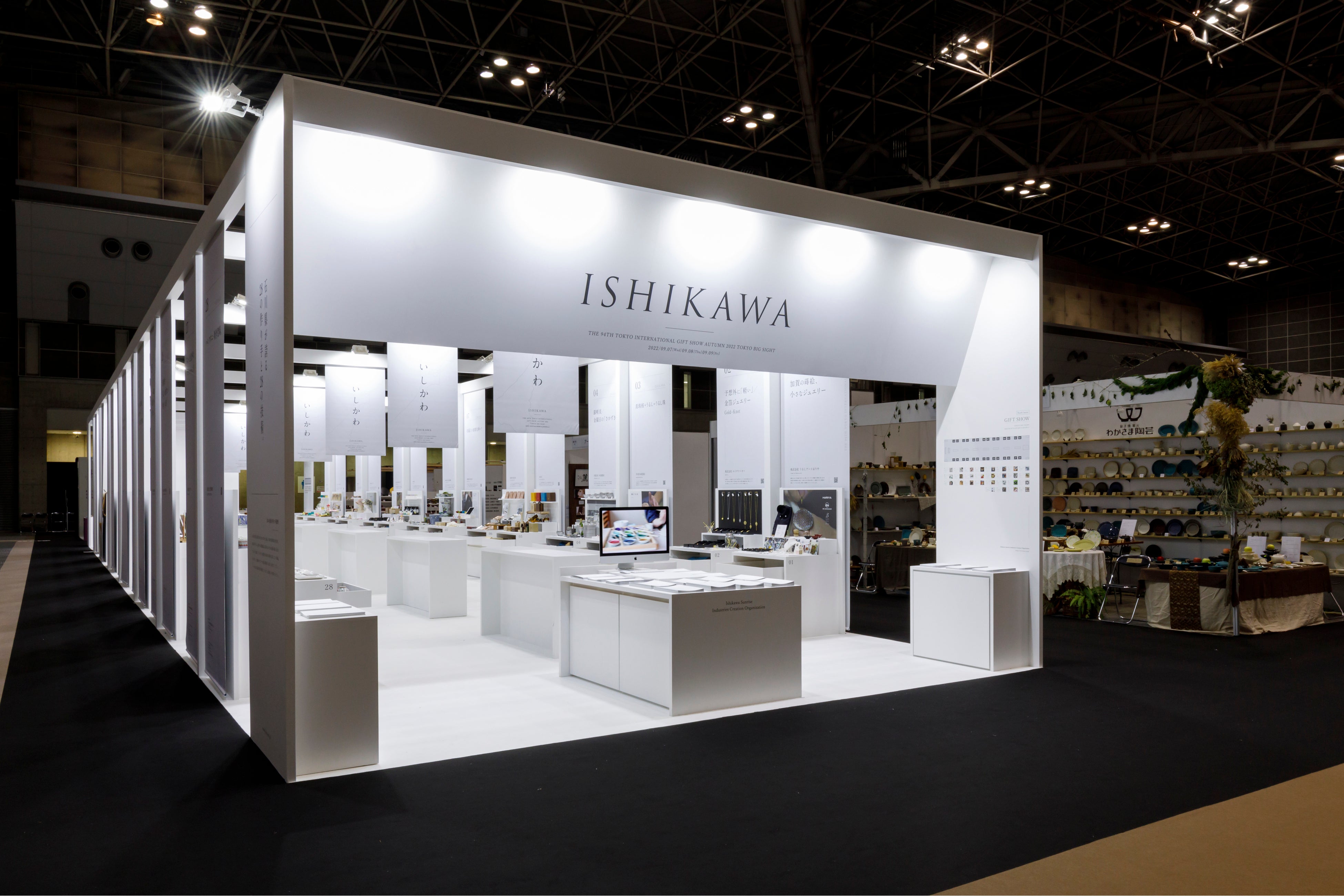 設営日の2日目には商品を並べて完成