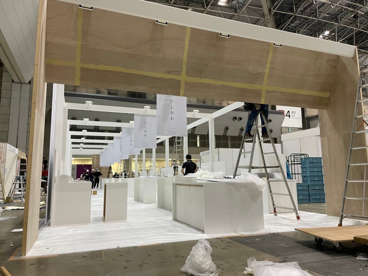 朝9時に工事を開始し、夕方には完成する展示会ブース