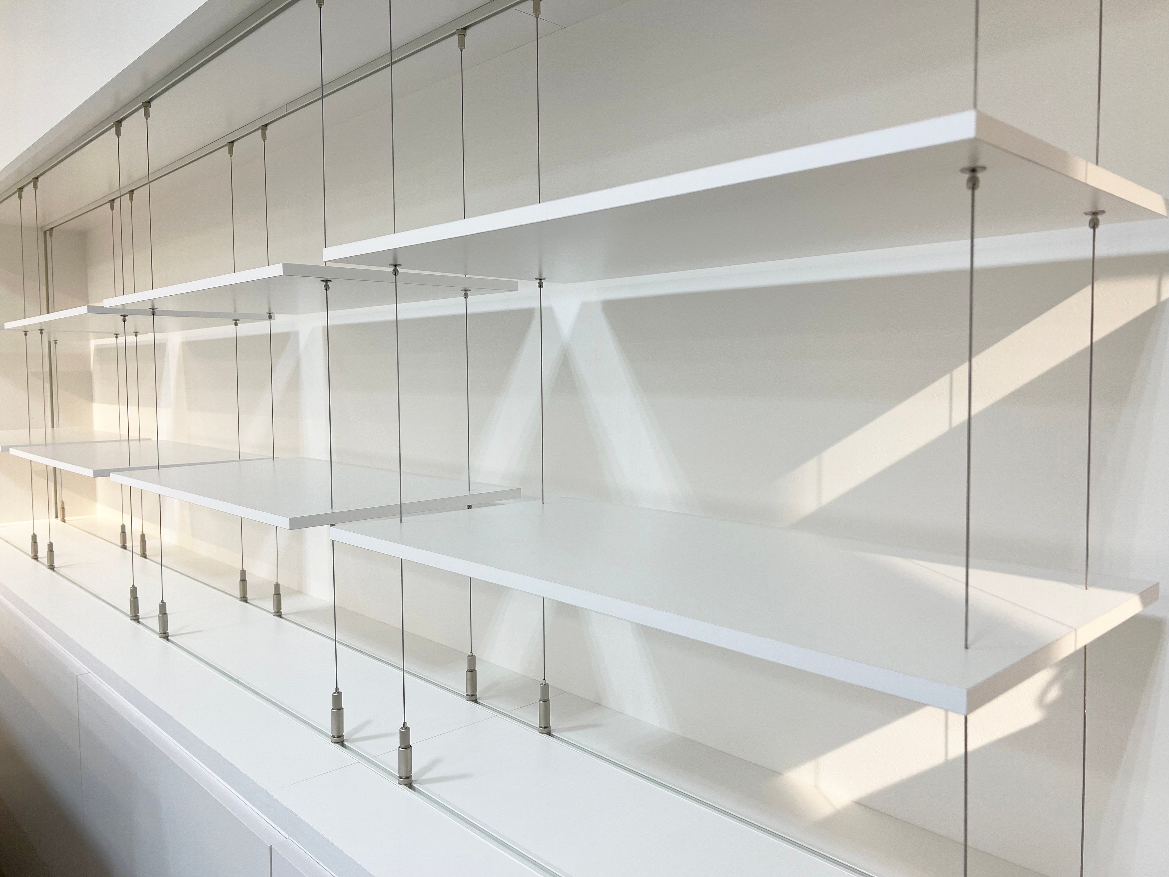 今後自由な陳列変更が出来るようにワイヤーシステムを導入。柔軟な配置換えが可能。