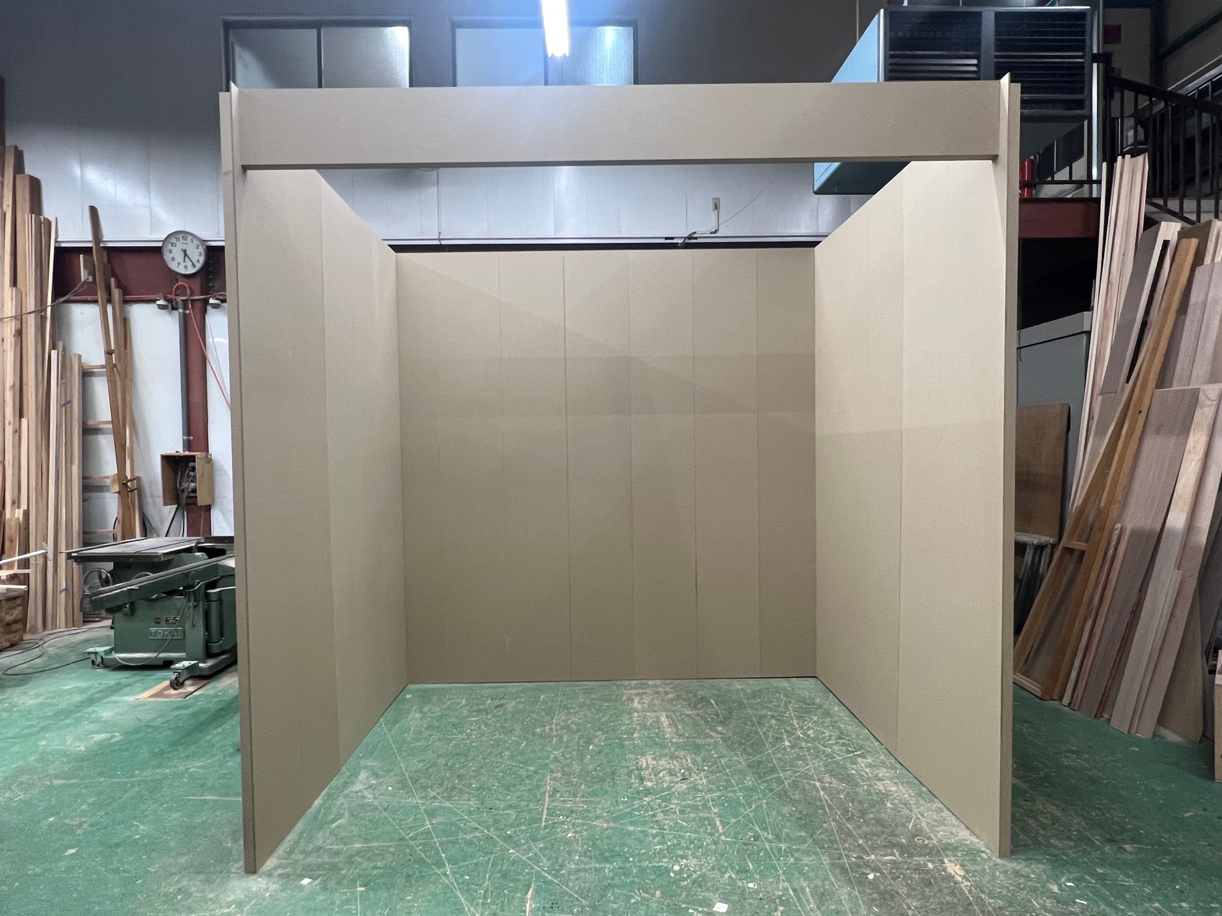 見た目は木工と変わらない「再生板紙構法」。この上から壁紙を貼ります。