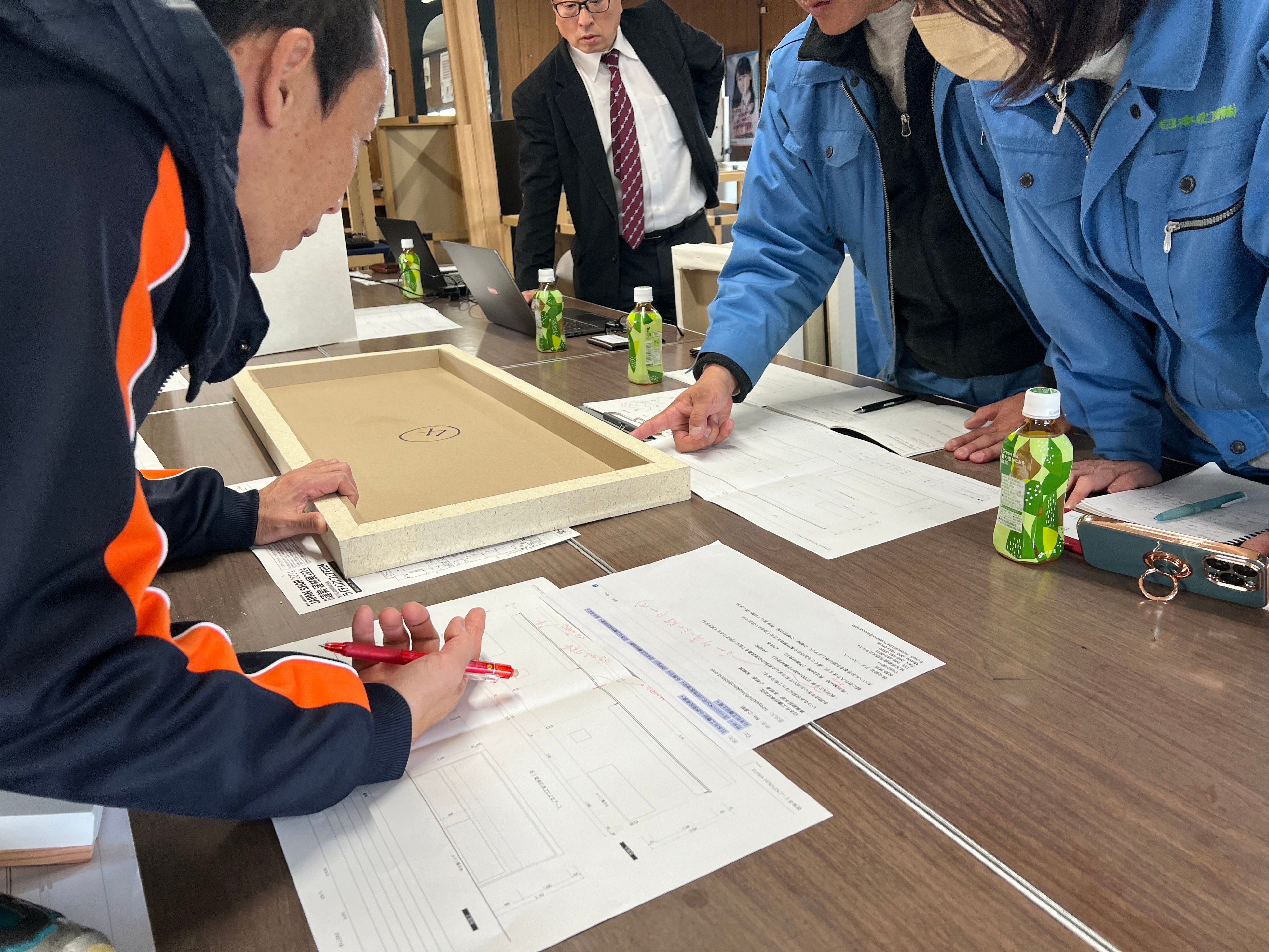 木工職人、壁紙メーカーを交えながら可能性を模索。