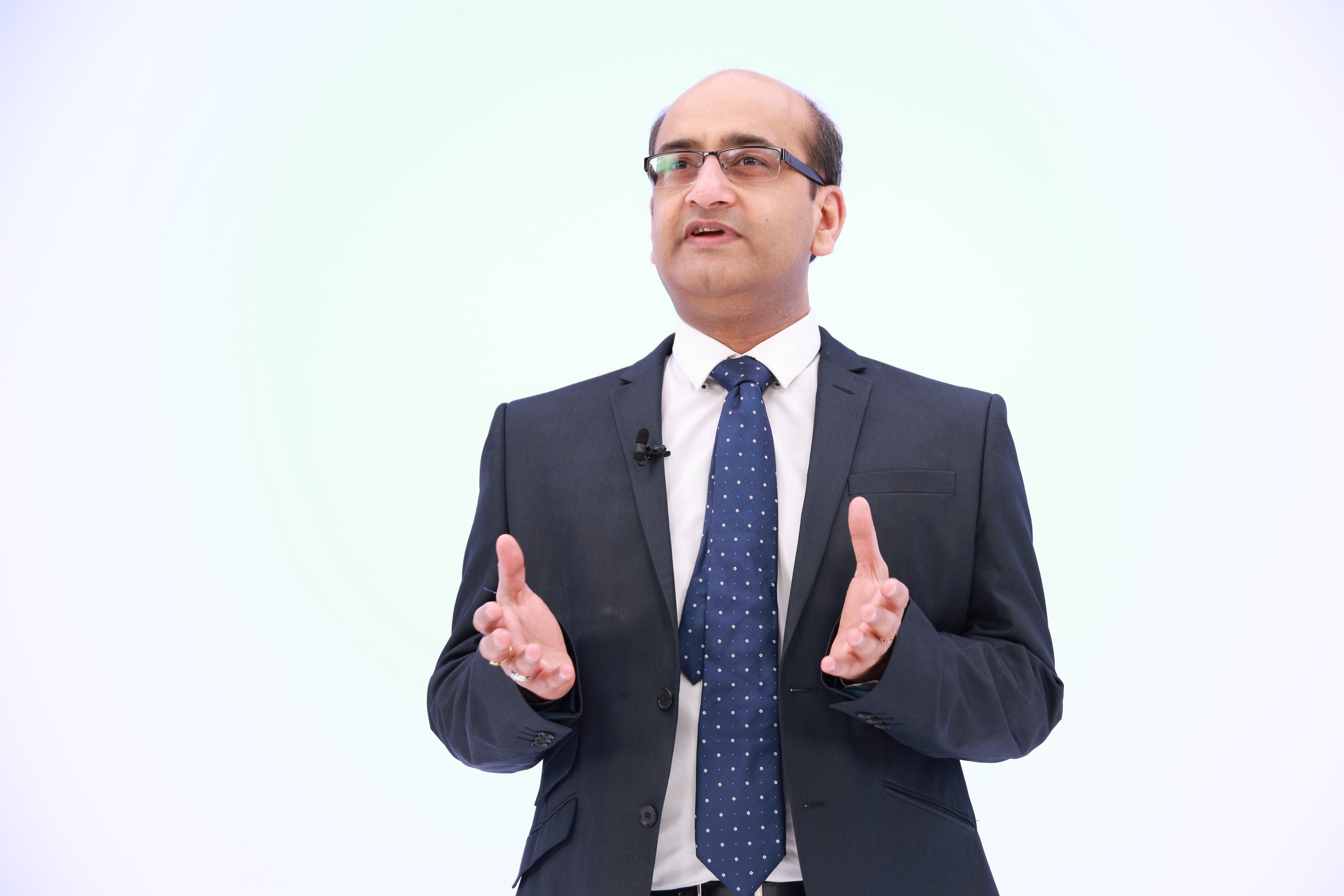 フィニッシュ「＃ダブルSaveWaterチャレンジ」プロジェクトの説明やギネス世界記録™挑戦イベントの開催経緯を話す レキットベンキーザー・ジャパン　マーケティング本部長　サチン・メヘタ