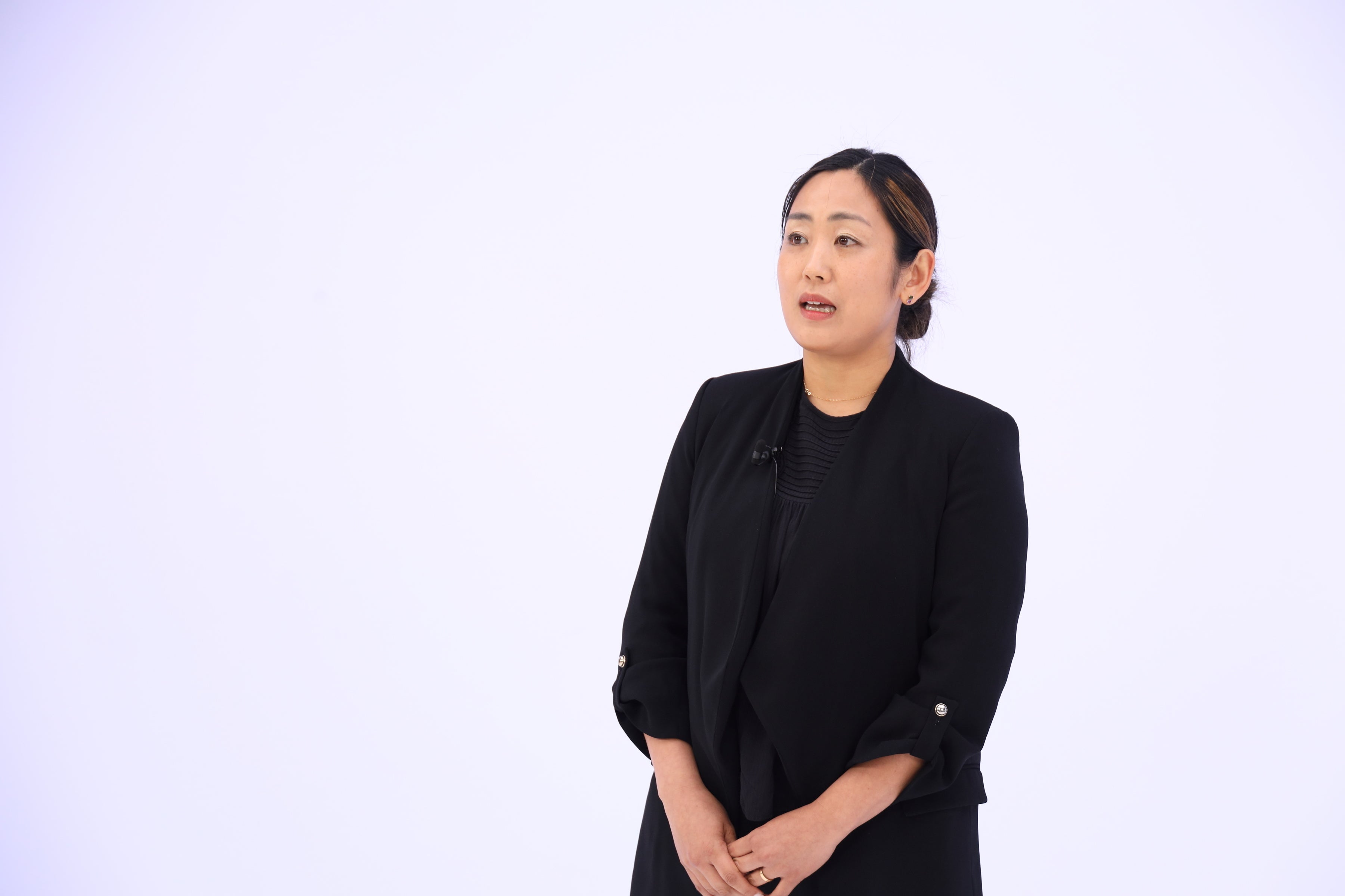 審査中に本イベントで節約できる水の量や食洗機にまつわる 豆知識、節水のメリットについて語る レキットベンキーザー・ジャパン　マーケティング本部　 カテゴリーマネージャー　平川ケイロスソウザ 裕子