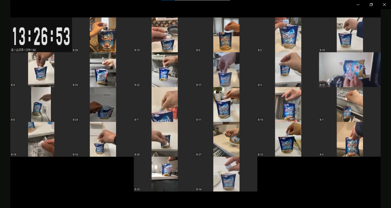 100名以上の参加者が洗剤パッケージから洗剤を取り出し、 同時に食洗機へ投入するギネス世界記録™に挑戦中のシーン