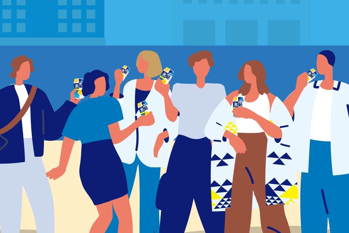 ▲「NEW 氷結®」をのむ