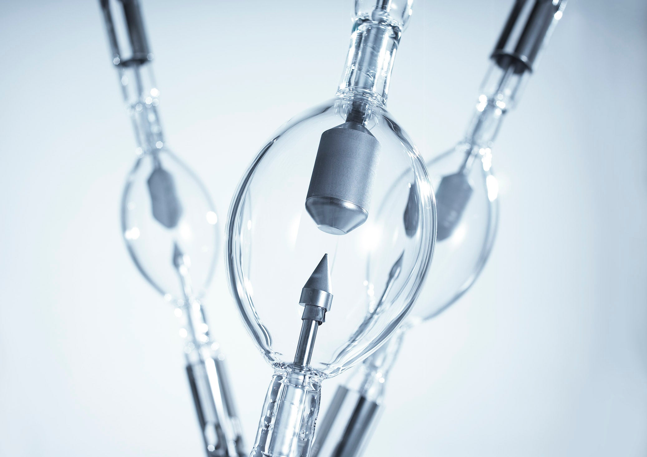 シネマプロジェクタ用ランプ：国内の映画館に対し使用済みランプを回収し、分別して各種原料としてリサイクルされています